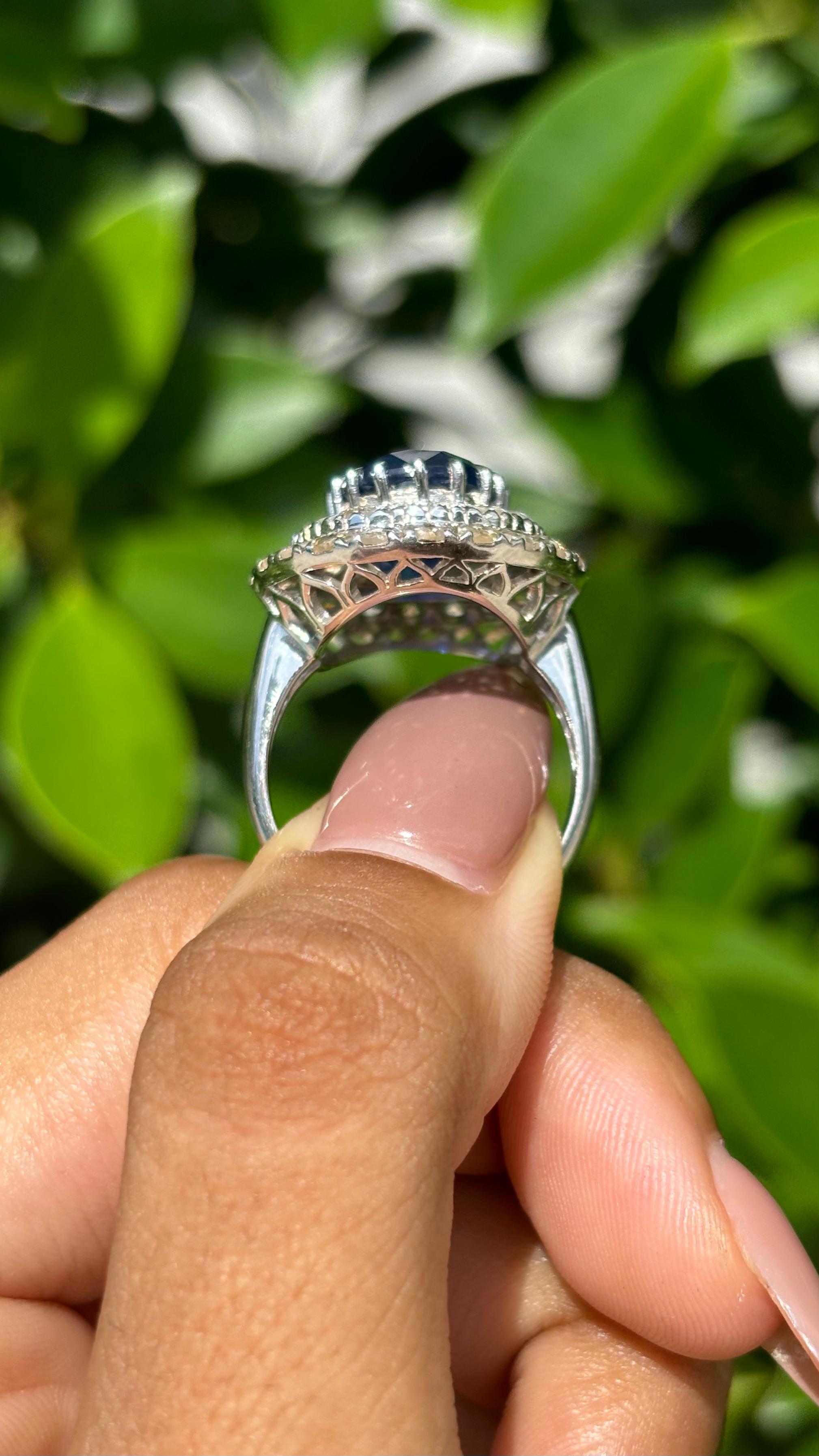8.38 Carat Ceylon Sapphire & Rose-cut Diamond studded Ring in 14K White Gold In New Condition In Bangkok, TH
