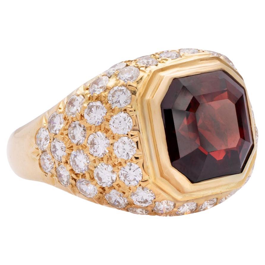 Garnet ring, 8.38 carats, diamond ring, 2.51 carats, 18K yellow gold, vintage-inspired design. This striking ring, crafted from 8-karat yellow gold, features a magnificent emerald-cut garnet weighing approximately 8.38 carats. The gemstone displays