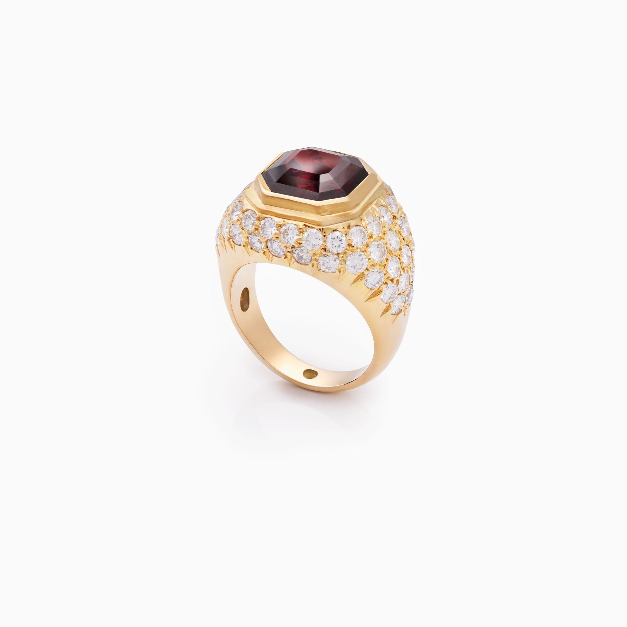 Modern 8.38 Carat Garnet and 2.51 Carat Diamond Ring in 18K Yellow Gold For Sale