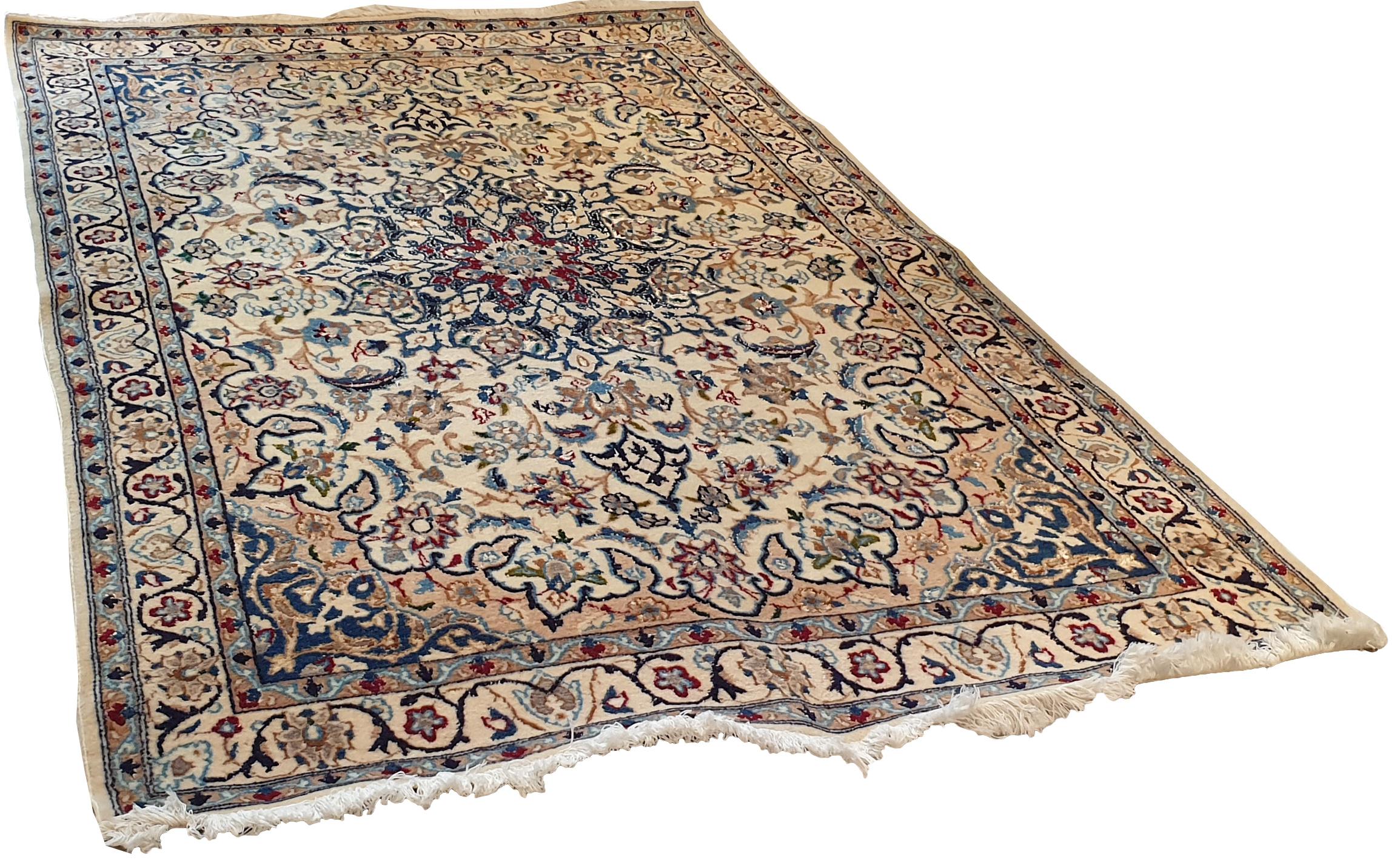 838 - Beautiful 20th century carpet with a pretty floral pattern and a finely hand-knotted central medallion with wool and silk velvet on a cotton foundation.