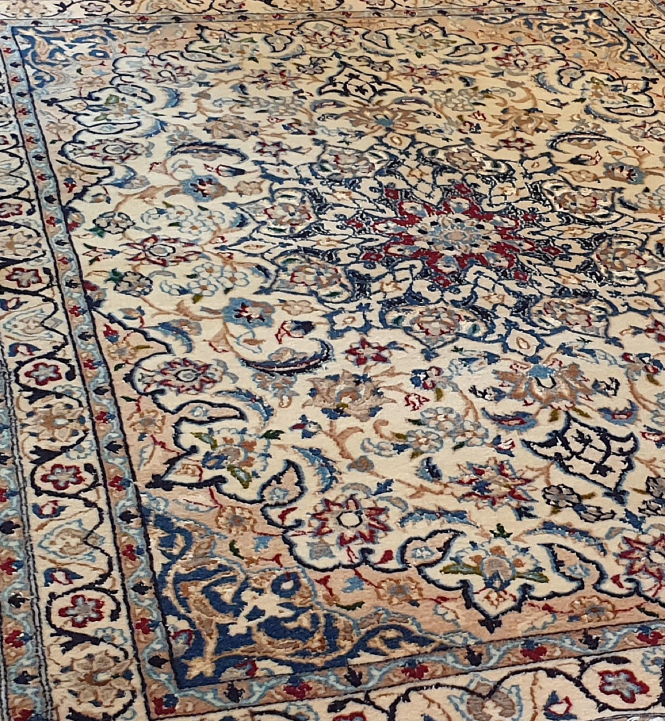 838 - Schöner Nain-Teppich im Vintagestil im Zustand „Hervorragend“ im Angebot in Paris, FR