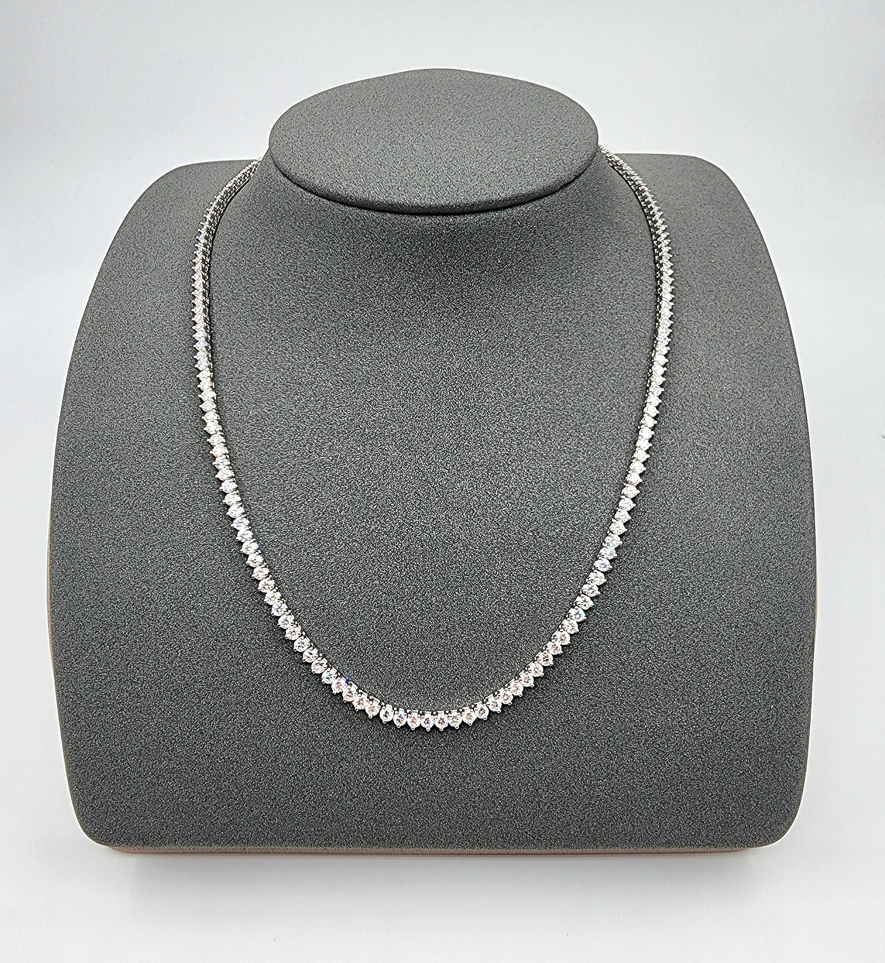 Este magnífico collar tenis de 3 garras exhibe 8,39 quilates de 172 diamantes blancos de talla redonda. Los diamantes están engastados en platino, con una graduación VS1/VS2 de claridad y F/G de color. El collar mide 16 pulgadas de largo. Un