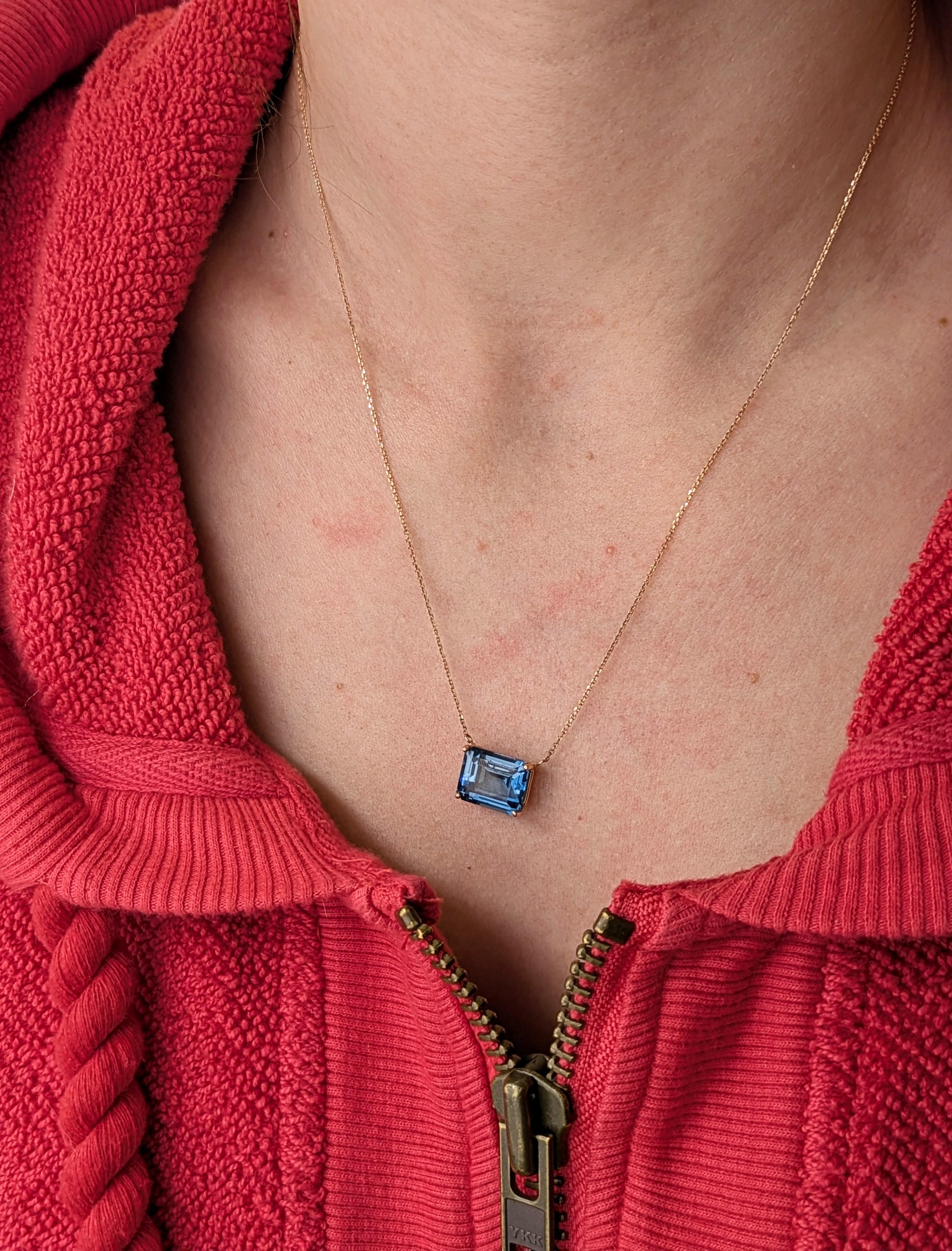 Un topazio blu di Londra da 8,28 carati è al centro della scena in questo solitario dal design pulito e moderno. Incastonato nell'oro rosa 14 carati e con una catenina collegata, è un oggetto di lusso senza sforzo. Questo ciondolo è anche un