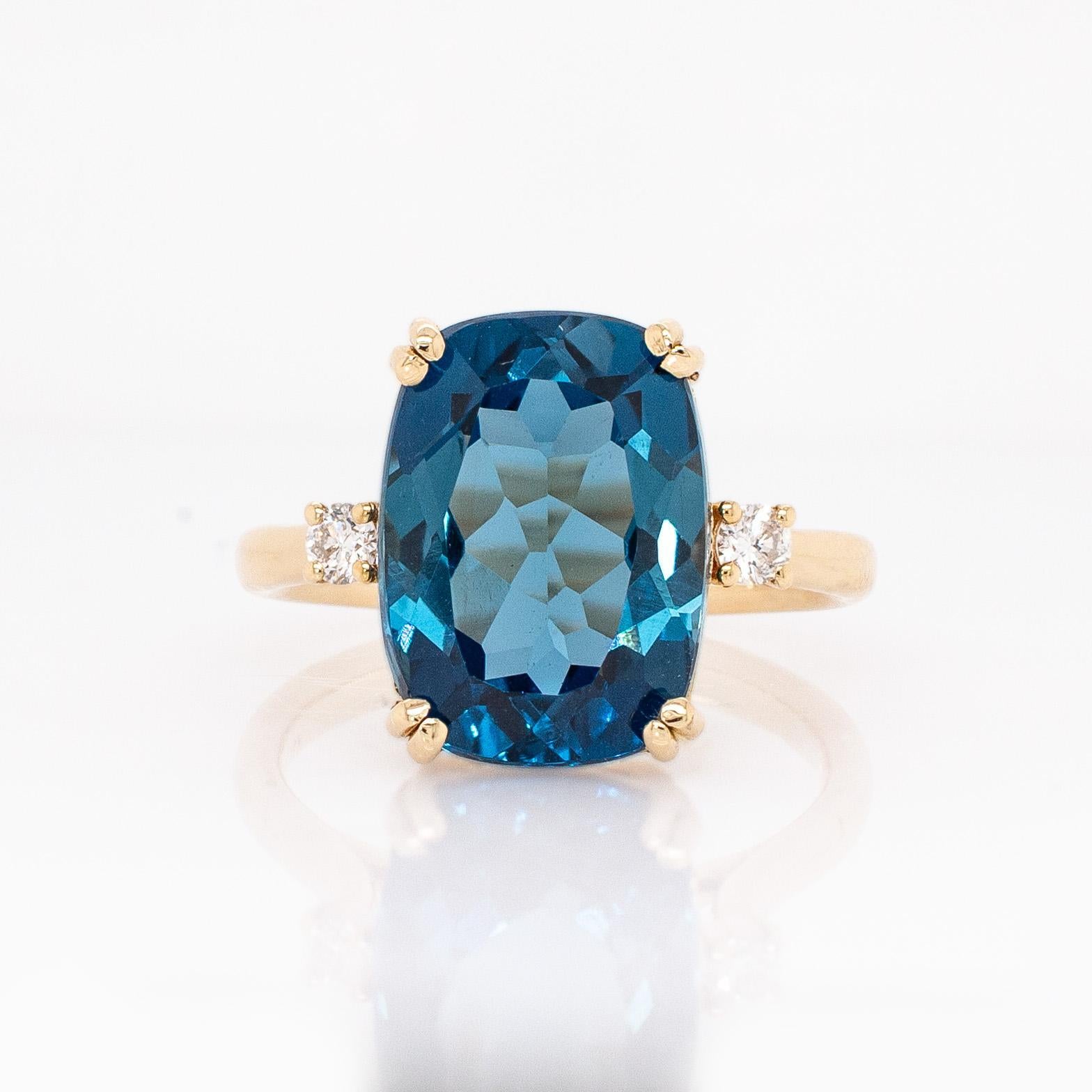 Contemporaneo Topazio blu di Londra da 8,3 carati con accenti di diamanti naturali: Oro massiccio 14k, 14x10mm in vendita