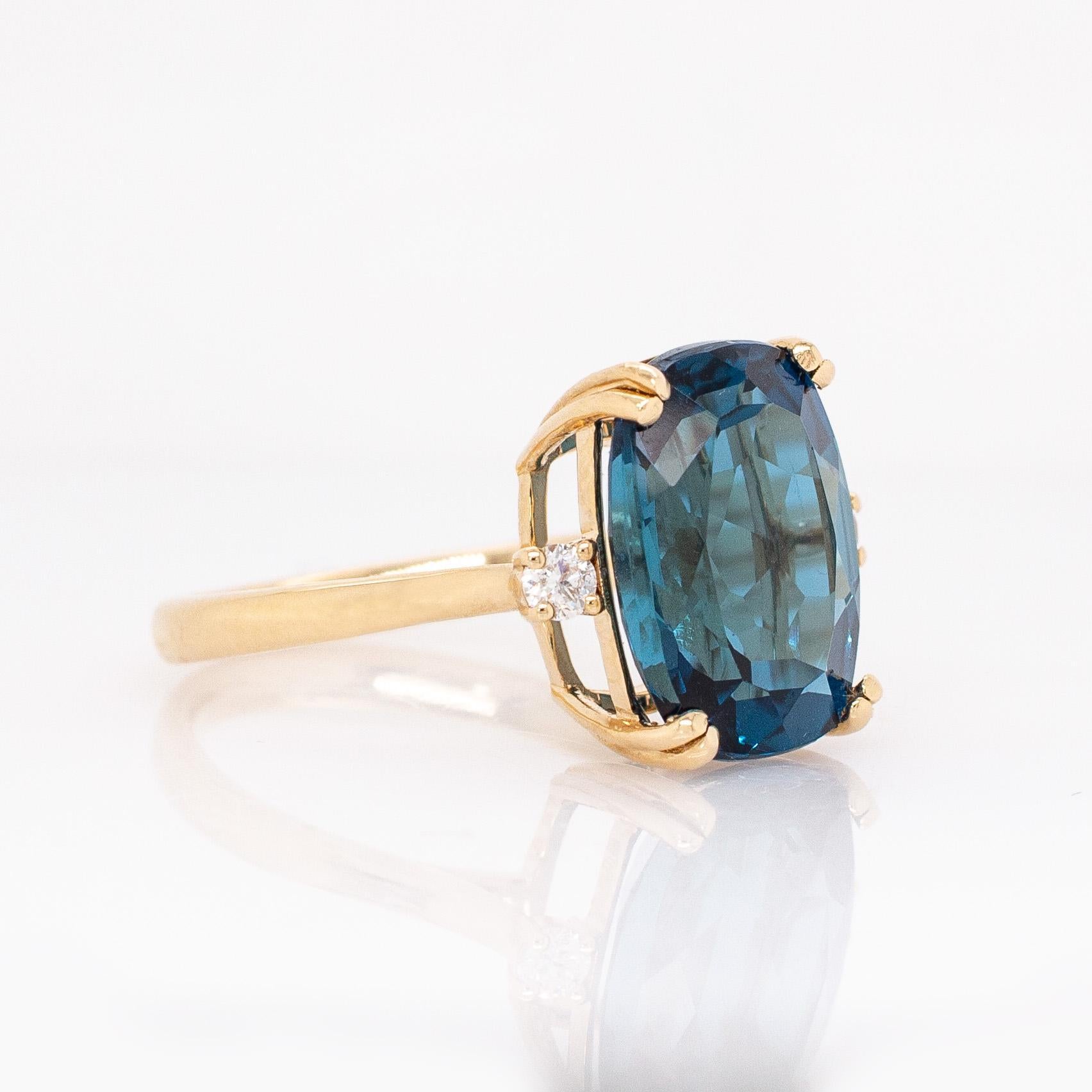 Taglio cuscino Topazio blu di Londra da 8,3 carati con accenti di diamanti naturali: Oro massiccio 14k, 14x10mm in vendita