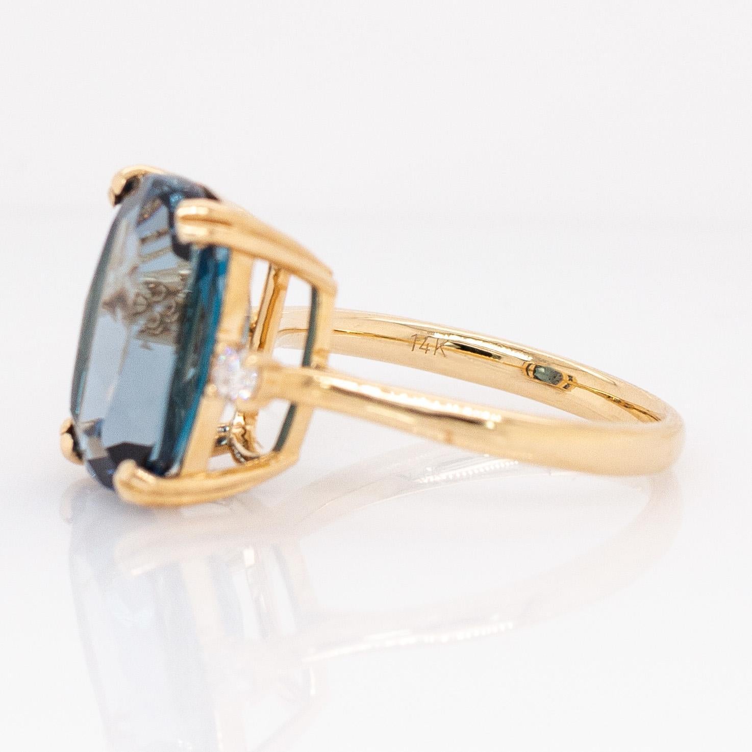Topazio blu di Londra da 8,3 carati con accenti di diamanti naturali: Oro massiccio 14k, 14x10mm in vendita 1