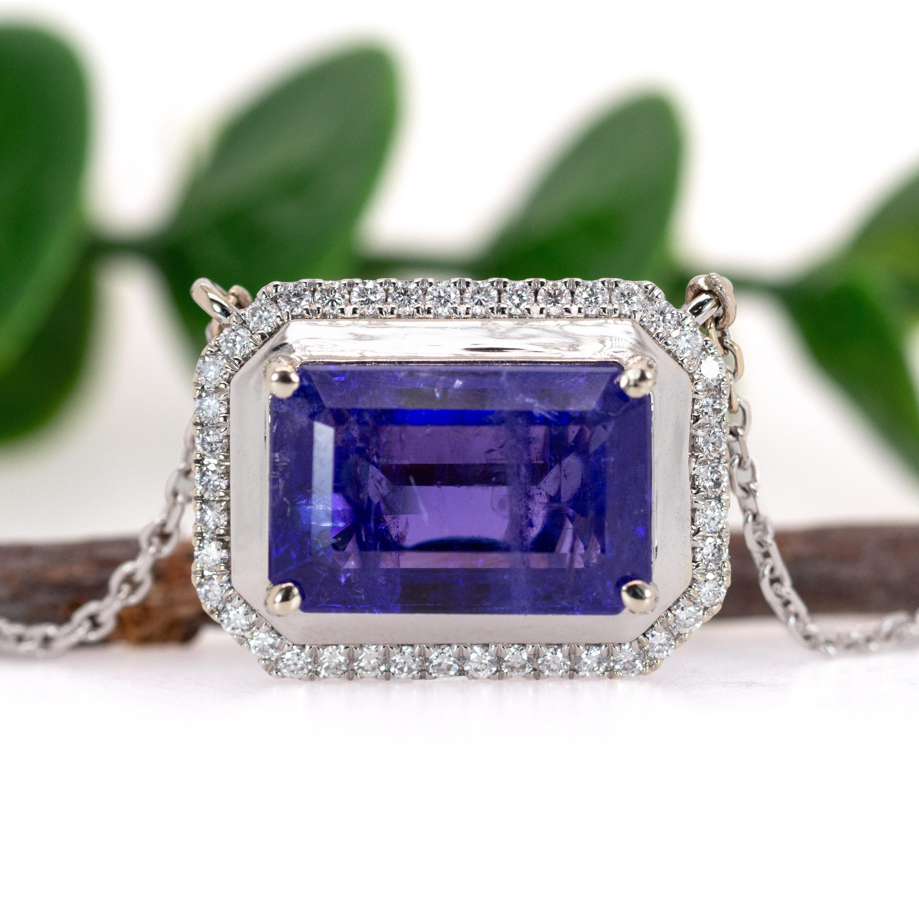 Art déco Pendentif 8.3cts Tanzanite avec halo de diamants en or massif 14K  EM 13x9mm en vente