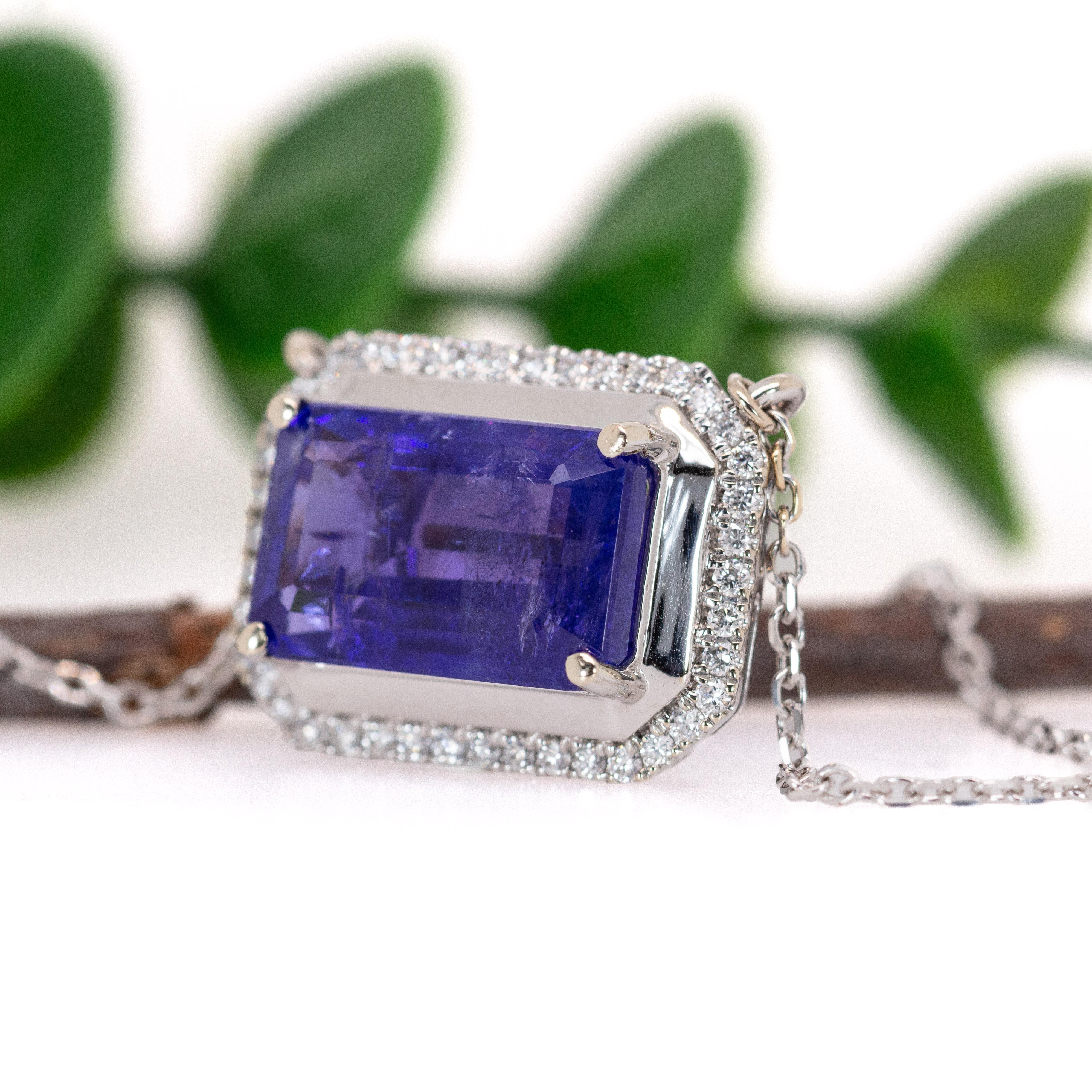 Taille émeraude Pendentif 8.3cts Tanzanite avec halo de diamants en or massif 14K  EM 13x9mm en vente