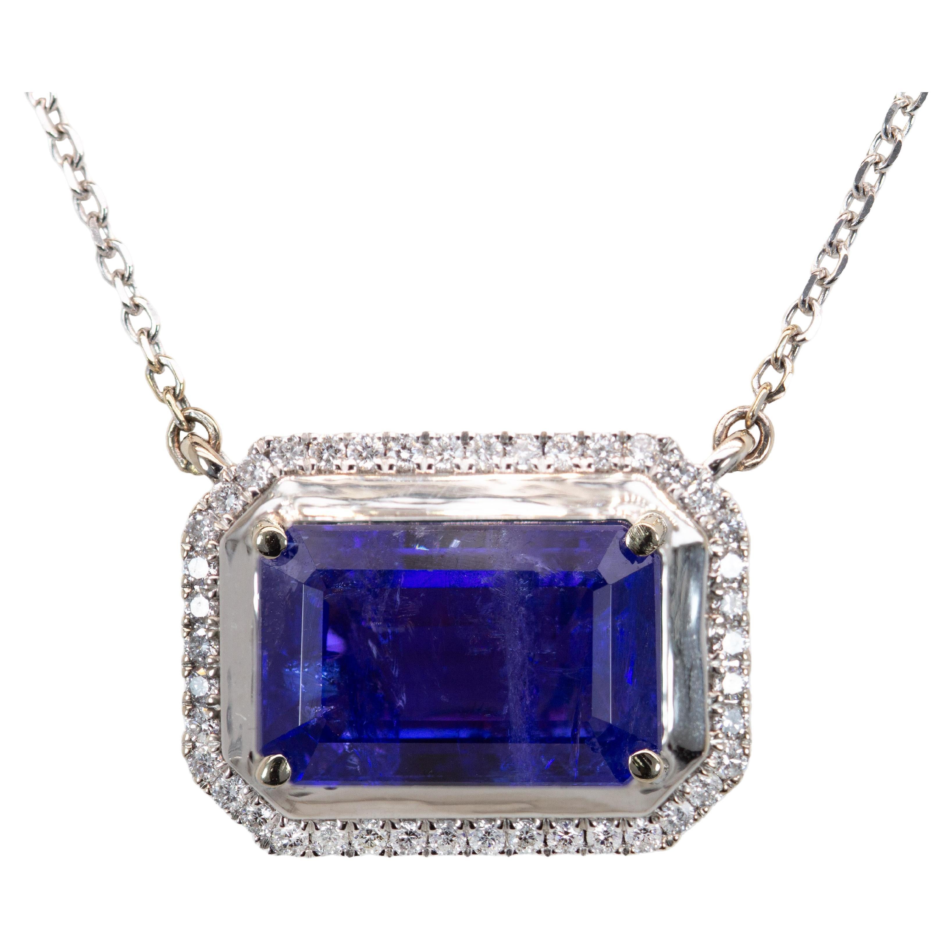 8,3 Karat Tansanit Statement-Anhänger mit Diamant-Halo aus 14 Karat massivem Gold  EM 13x9mm