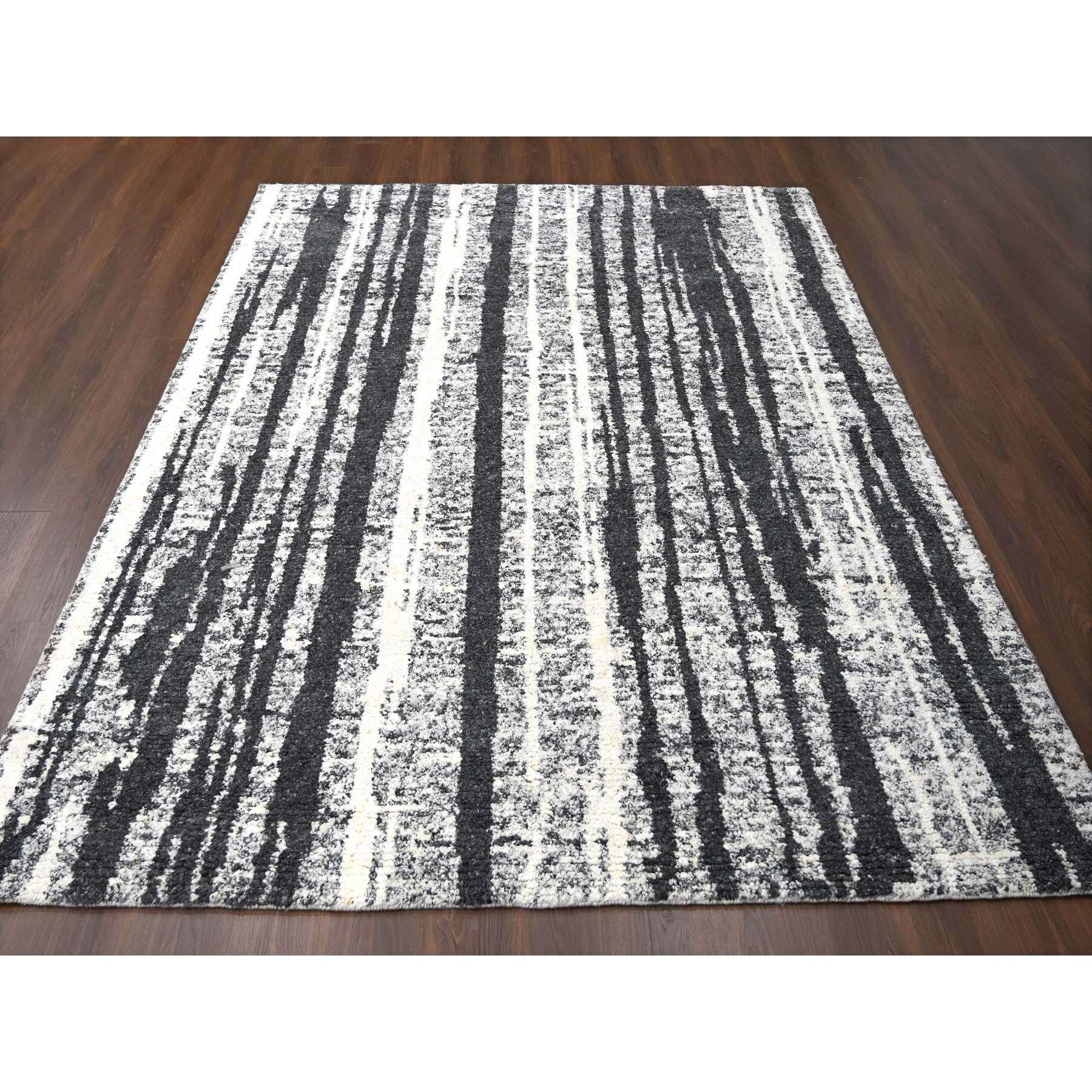Schwarz und Elfenbein, modernes vertikales Streifenmuster, Plüschflor, ungefärbte Biowolle, Orientteppich
Primäre MATERIALIEN: Wolle
Latex: Kein Flor 
Höhe: 0,25 Zoll
Stil: Lässig
Grundfarbe: Schwarz
Sekundärfarben:  Grau, Elfenbein
Muster: