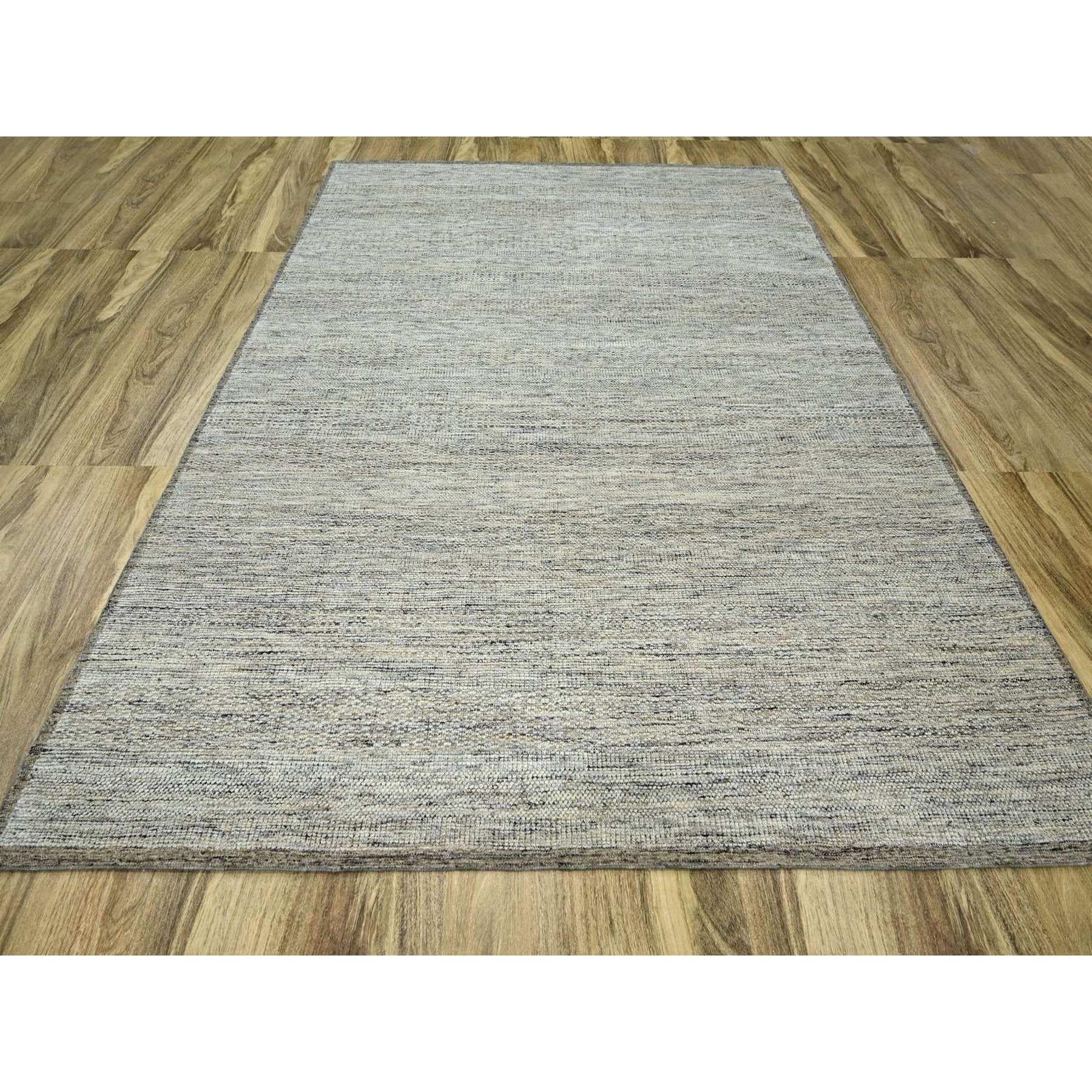 Beige mit Braun, oxidiertes und abgenutztes Grasmuster mit freiliegenden Kettfäden, natürliche Wolle, handgeknüpft, Orientteppich
Primäre MATERIALIEN: Wolle
Latex: Kein Flor
Höhe: 0,25 Zoll
Stil: AM Contemporary
Grundfarbe: Braun
Sekundäre Farben: