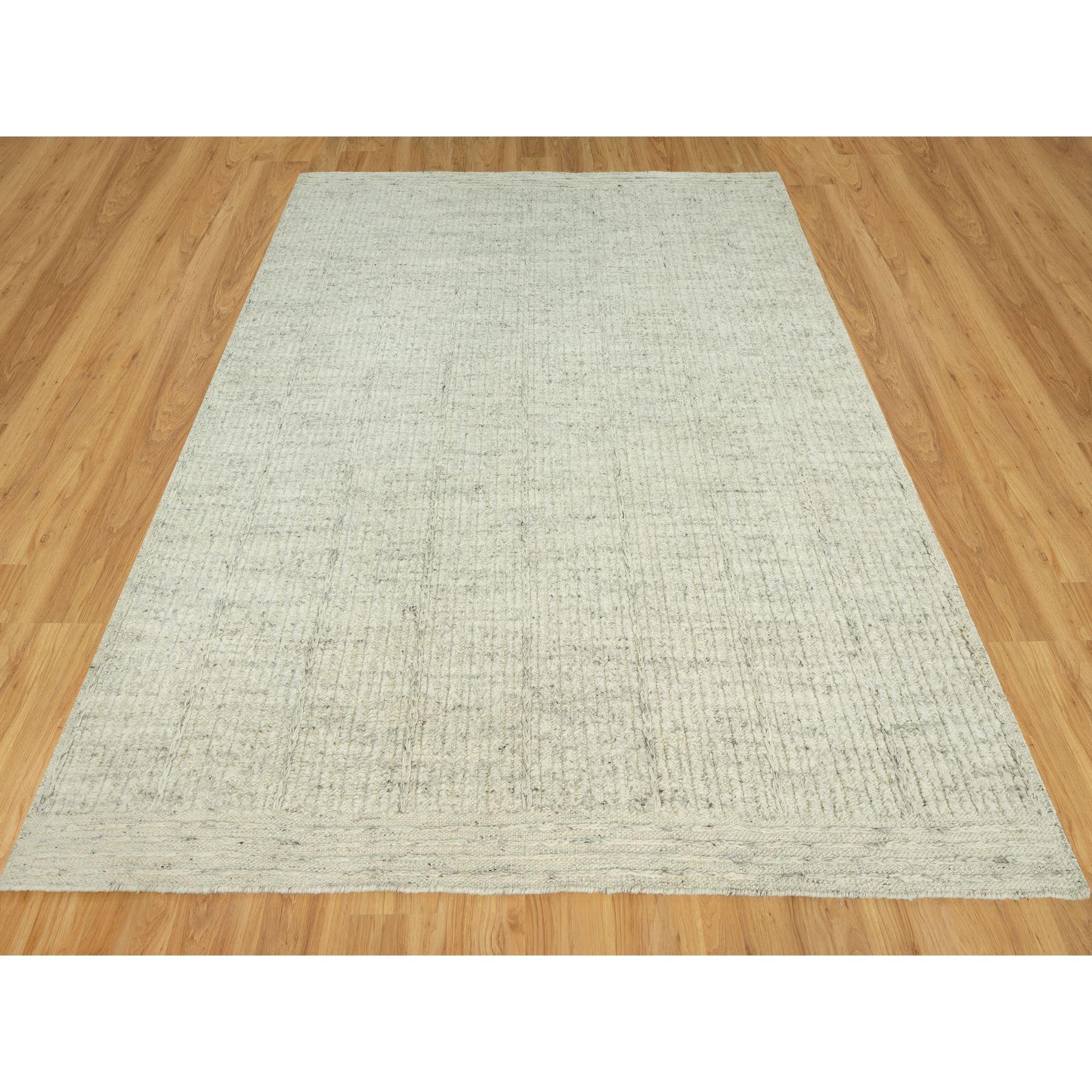 Si tratta di un autentico tappeto orientale unico nel suo genere, della Collezione Corde, tessuto a mano. È stato annodato per mesi e mesi con tecniche di tessitura secolari da parte di artigiani.
Materiali primari: Lana
Lattice: No Pile 
altezza: