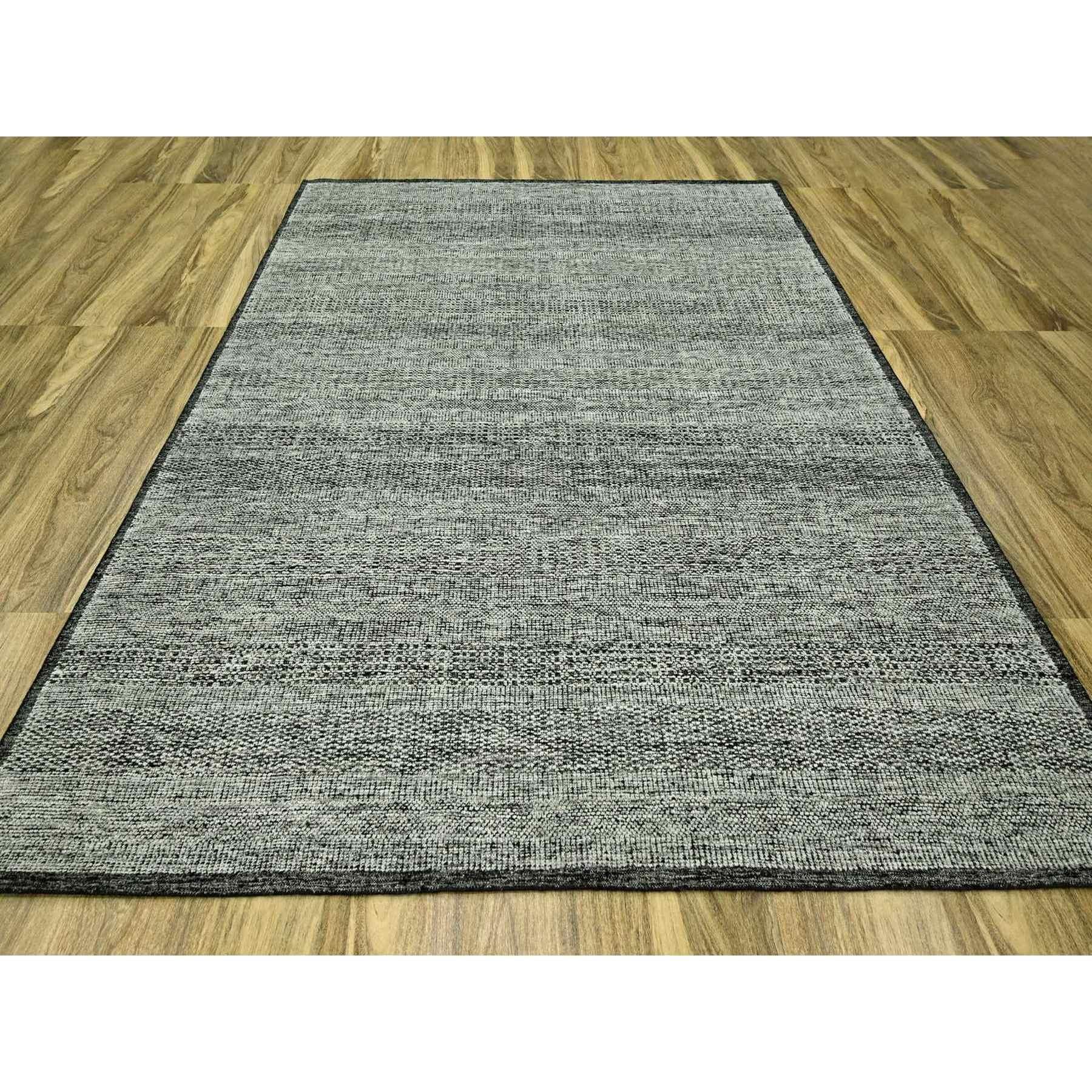 Zobelschwarz mit Elfenbein, handgeknüpft, organische Wolle, oxidiertes und gestörtes Gras-Design mit freiliegenden Kettfäden, Orientteppich
Primäre MATERIALIEN: Wolle
Latex: Kein Flor 
Höhe: 0,25 Zoll
Stil: AM Contemporary
Grundfarbe: