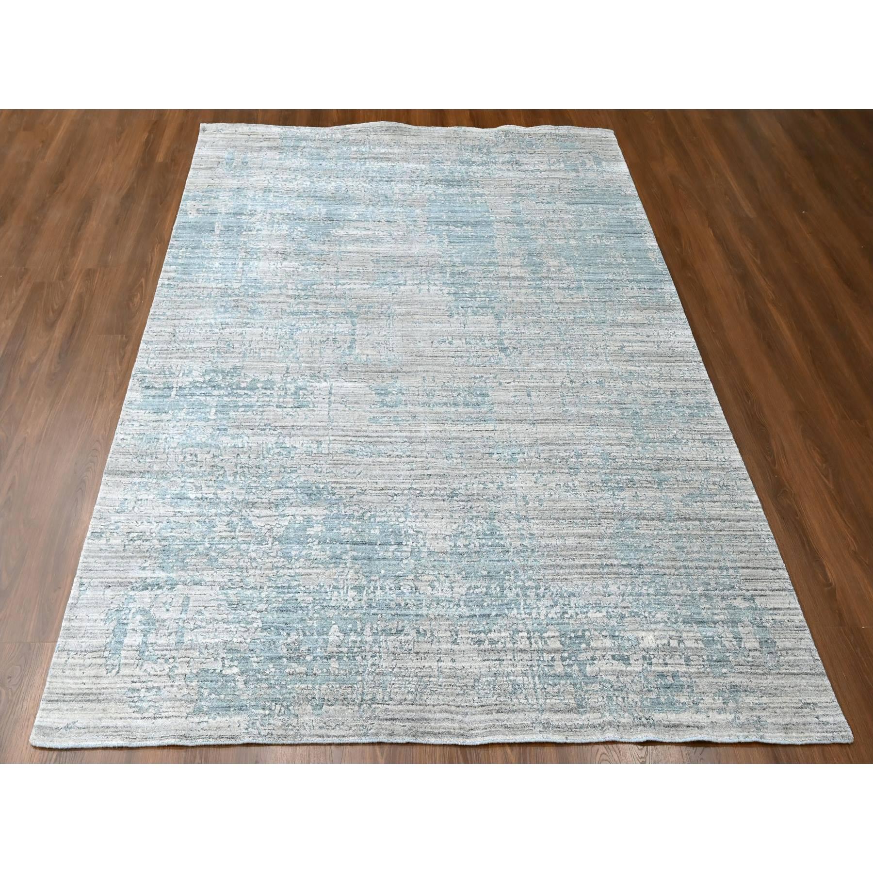 Tappeto grigio spagnolo, tessuto a mano, lana e seta vegetale, vello strutturato, design moderno, tappeto orientale
Materiali primari: Lana e seta
Lattice: No Pile 
altezza: 0,25 pollici
Stile: Contemporaneo
Colore primario: Grigio
Colori secondari: