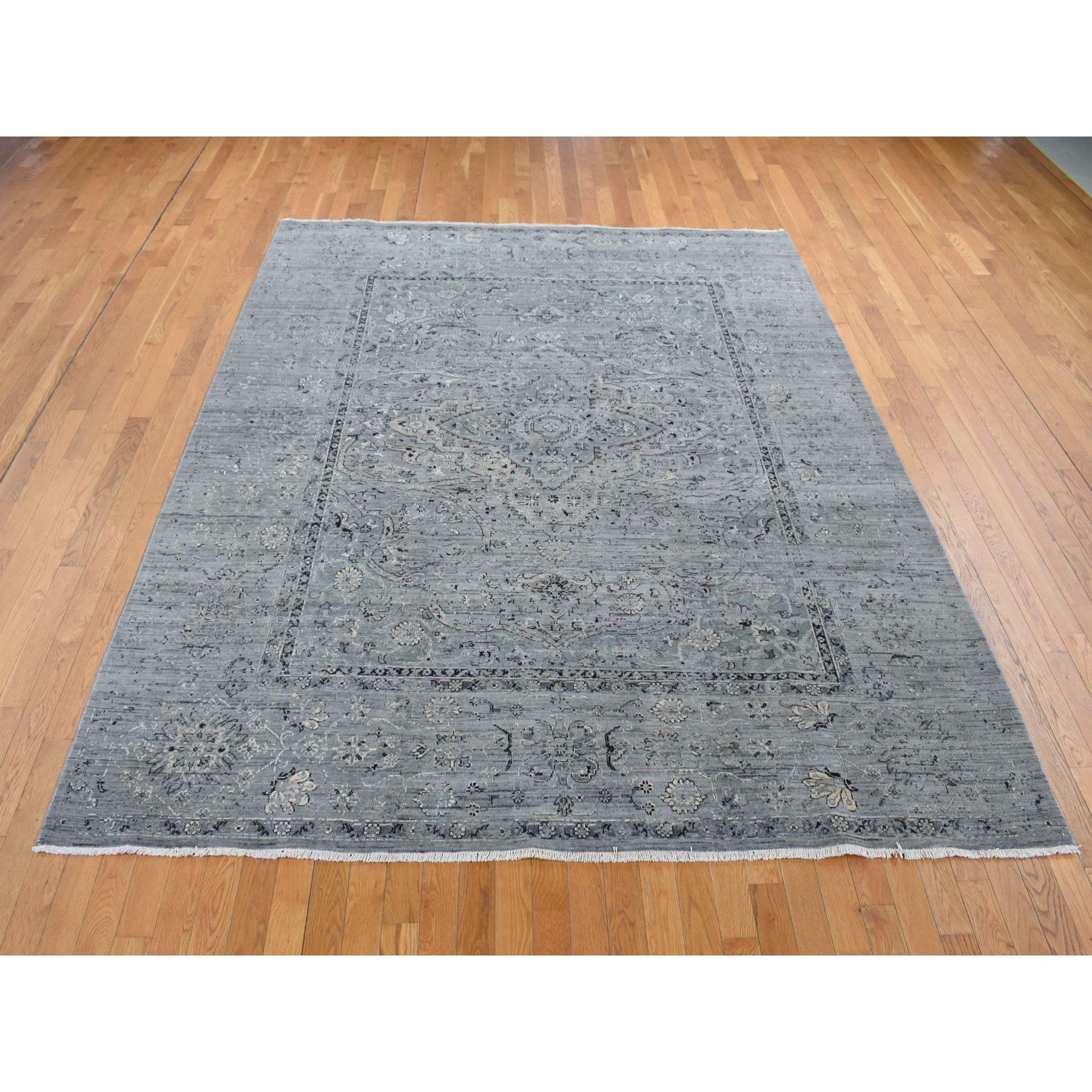 Gris carbón, seda con lana texturizada, diseño persa roto borrado, anudada a mano, alfombra oriental
Materiales primarios: Lana y seda
Látex: Sin pelo 
altura: 0,25 Pulgadas
Estilo: Transicional
Color principal: Gris
Colores secundarios: Marfil,