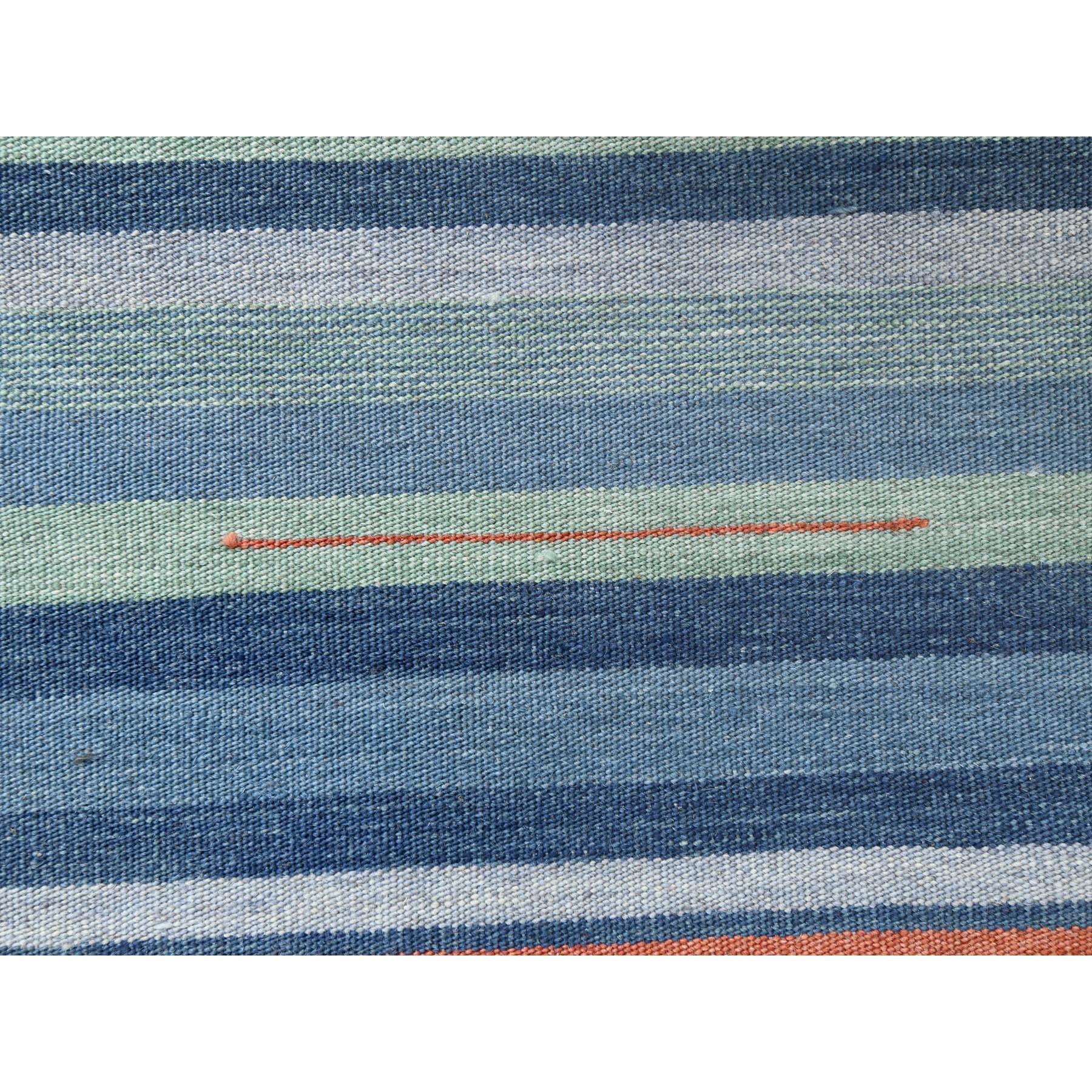 Il s'agit d'un véritable tapis d'Orient réversible en pure laine, tissé à la main avec un design de rayures à tissage plat. Il a été tissé pendant des mois et des mois selon des techniques artisanales séculaires par des artisans experts.
Matières