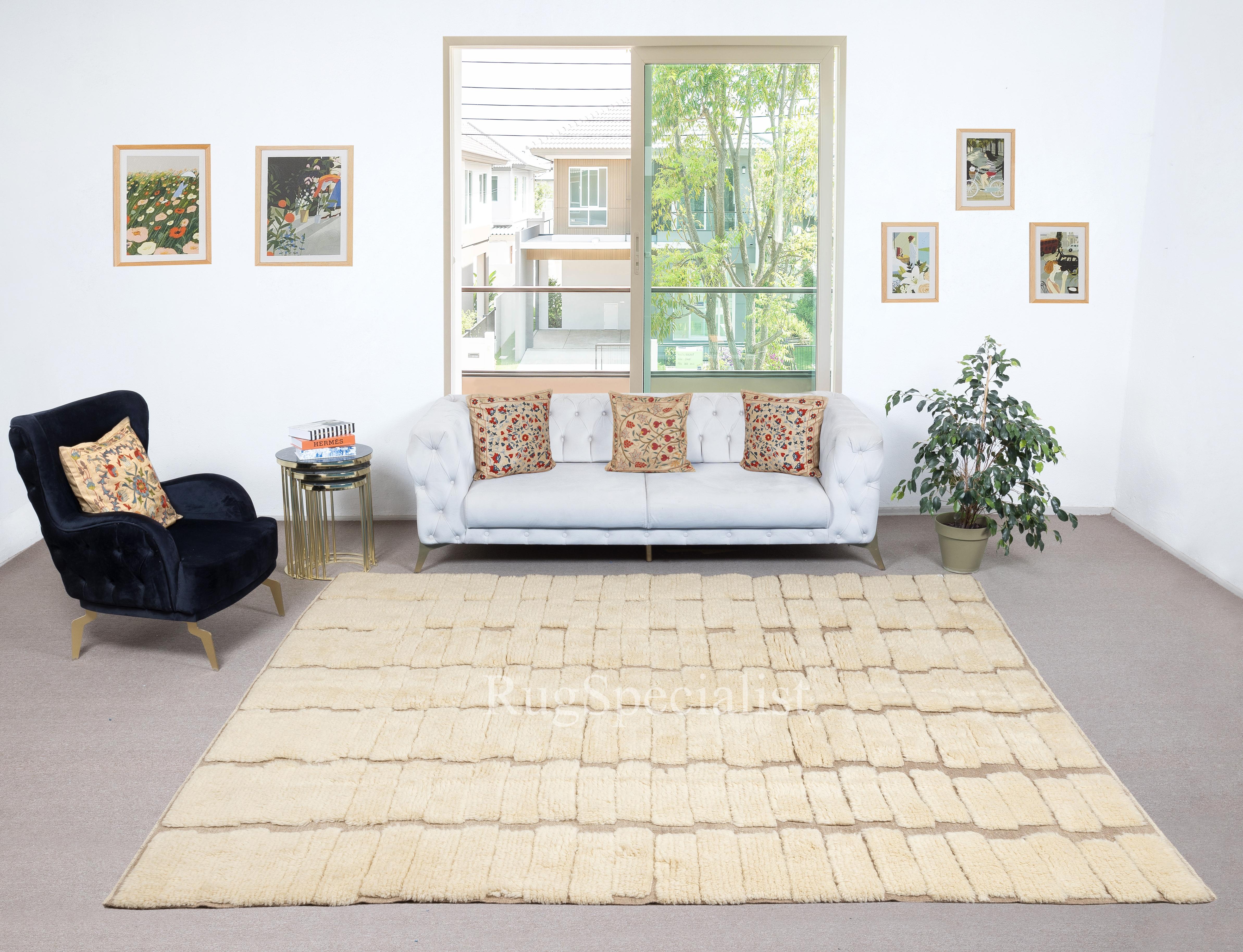 Transforma tu espacio con el discreto lujo de nuestra alfombra Tulu de estilo marroquí anudada a mano, inspirada en los diseños ricos en patrimonio de las tribus Beni Ourain. Esta alfombra es una celebración de la artesanía y la tradición, hecha