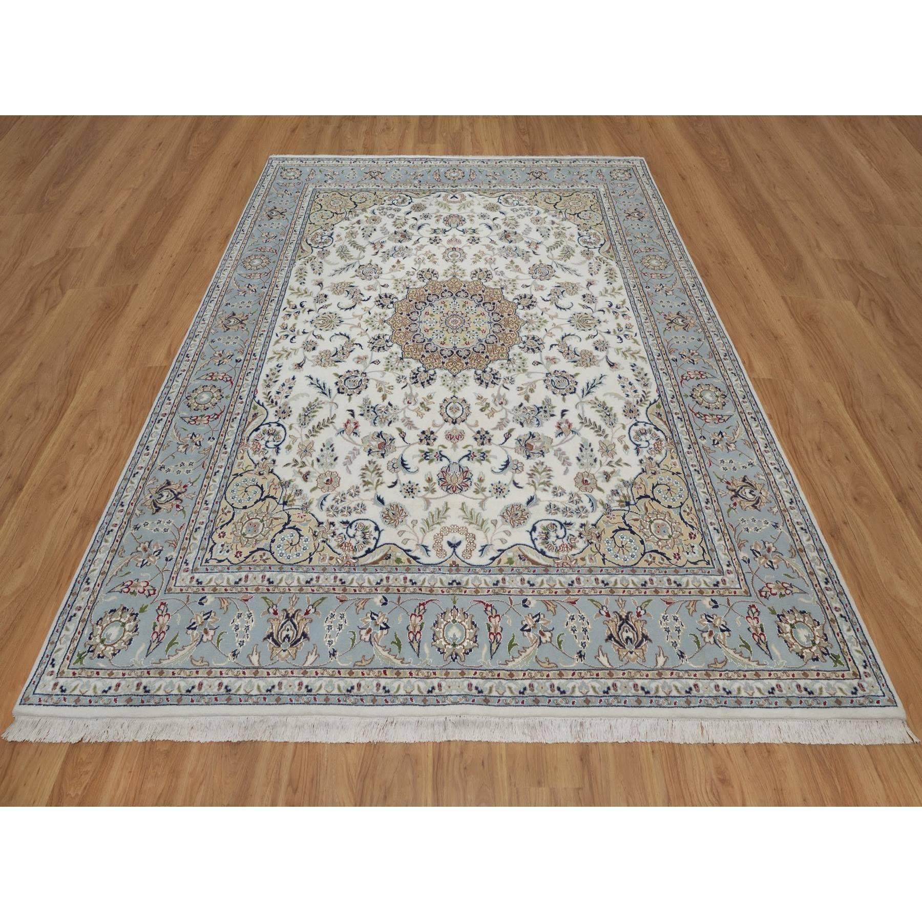 Schwanweiß, Nain mit Blumenmedaillon-Design, 250 KPSI, weicher Flor, Wolle und Seide, handgeknüpft, Orientteppich<br /><br />Primäre Materialien: Wolle & SeideLatex: NeinFlorhöhe: 0.25 InchesStil: TraditionellHauptfarbe: ElfenbeinSekundärfarben: