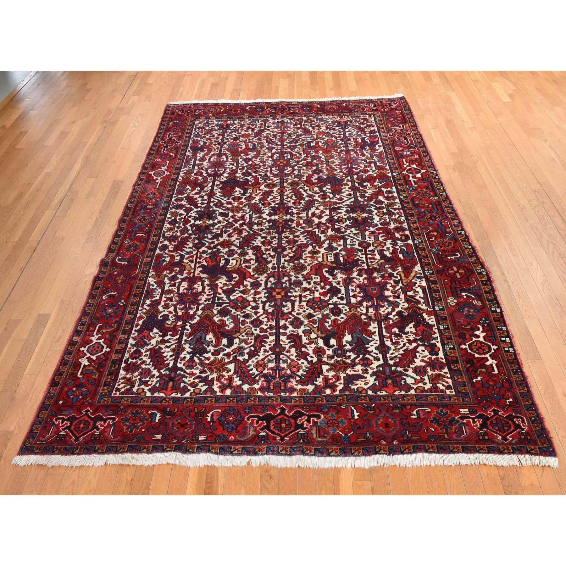 Daisy White, Antik Persisch Heriz, Guter Zustand, Sauber, Voller Flor, All Over Flower Geometrisches Design, 100% Wolle, Handgeknüpft, Orientteppich
Primäre MATERIALIEN: Wolle
Latex: Kein Flor 
Höhe: 0,25 Zoll
Stil: Traditionell
Grundfarbe: