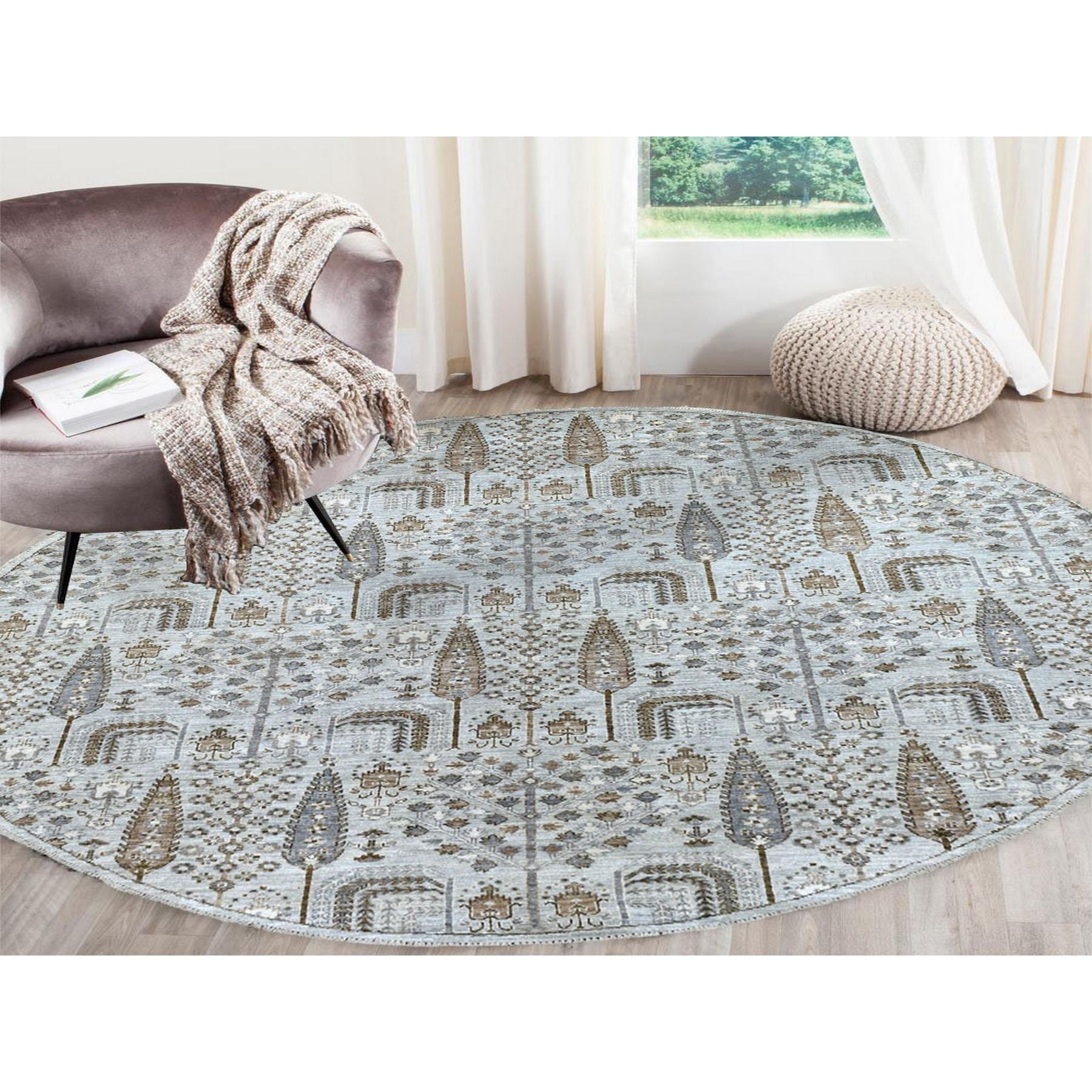 Se trata de una auténtica alfombra oriental anudada a mano redonda de lana gris con diseño de ciprés de arte popular. Ha sido anudada durante meses y meses con técnicas artesanales de tejido centenarias por expertos artesanos.
Materiales primarios: