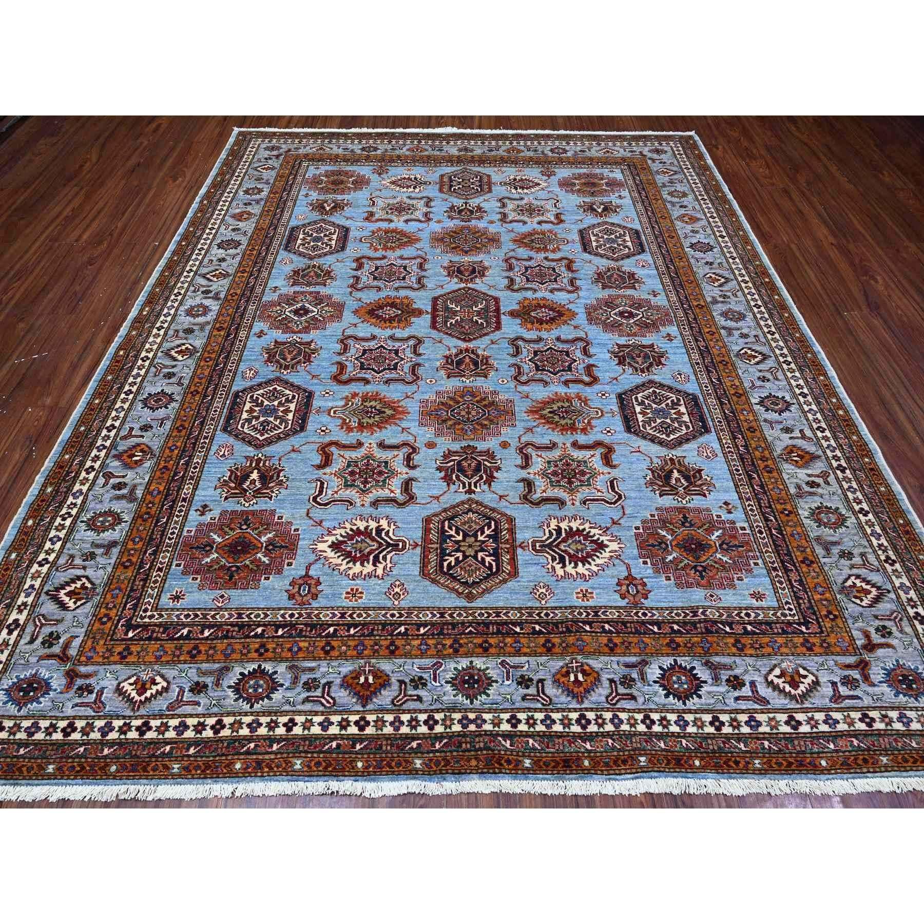 Bleu lagon, Afghan Super Kazak avec motifs all over, teintures végétales, noué à la main, laine douce et vibrante, tapis oriental
Matières premières : Laine
Latex : Non
Hauteur des poils : 0,25 pouces
Style : Traditionnel
Couleur primaire :