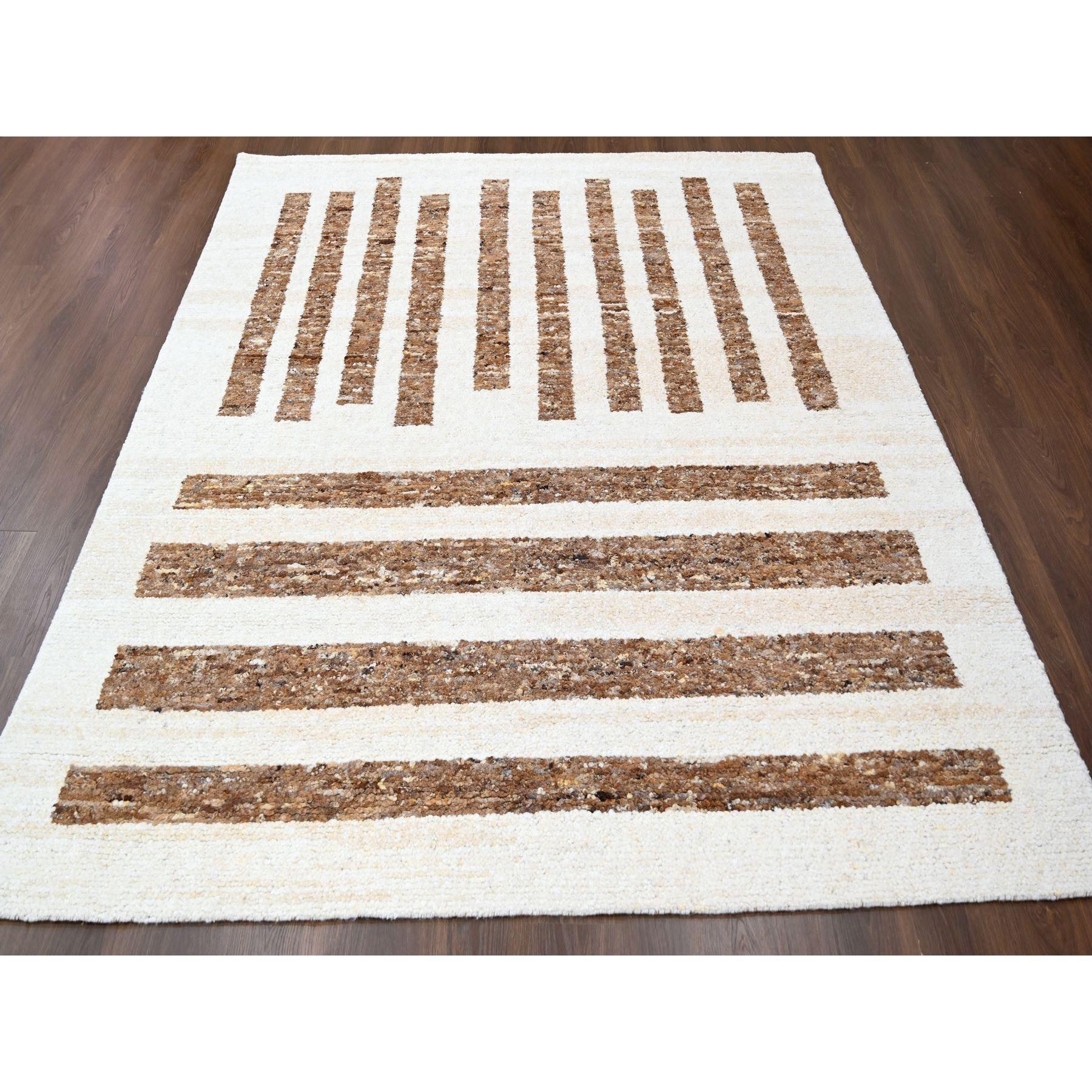 Il s'agit d'un véritable tapis d'Orient 100% laine, à la texture épaisse, au poil épais et doux, noué à la main. Il a été noué pendant des mois et des mois selon des techniques de tissage séculaires par des artisans experts.
Matières premières :