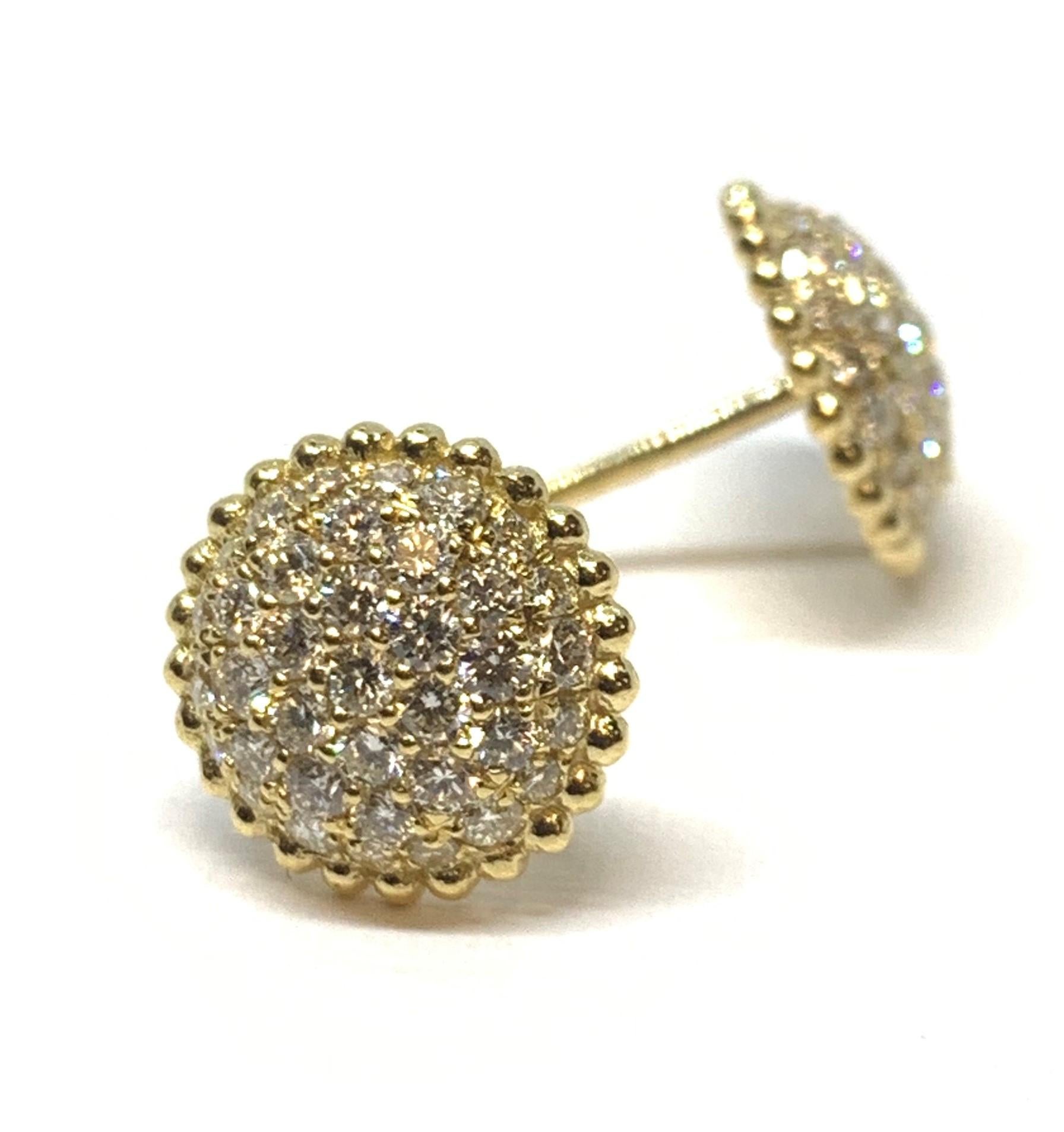 Diese hübschen, mit Diamanten besetzten Ohrringe werden Sie begeistern! Sie können sowohl am Tag als auch am Abend getragen werden und sind mit 18 Karat Gelbgold eingefasst. Insgesamt gibt es 74 runde Diamanten im Brillantschliff mit einem