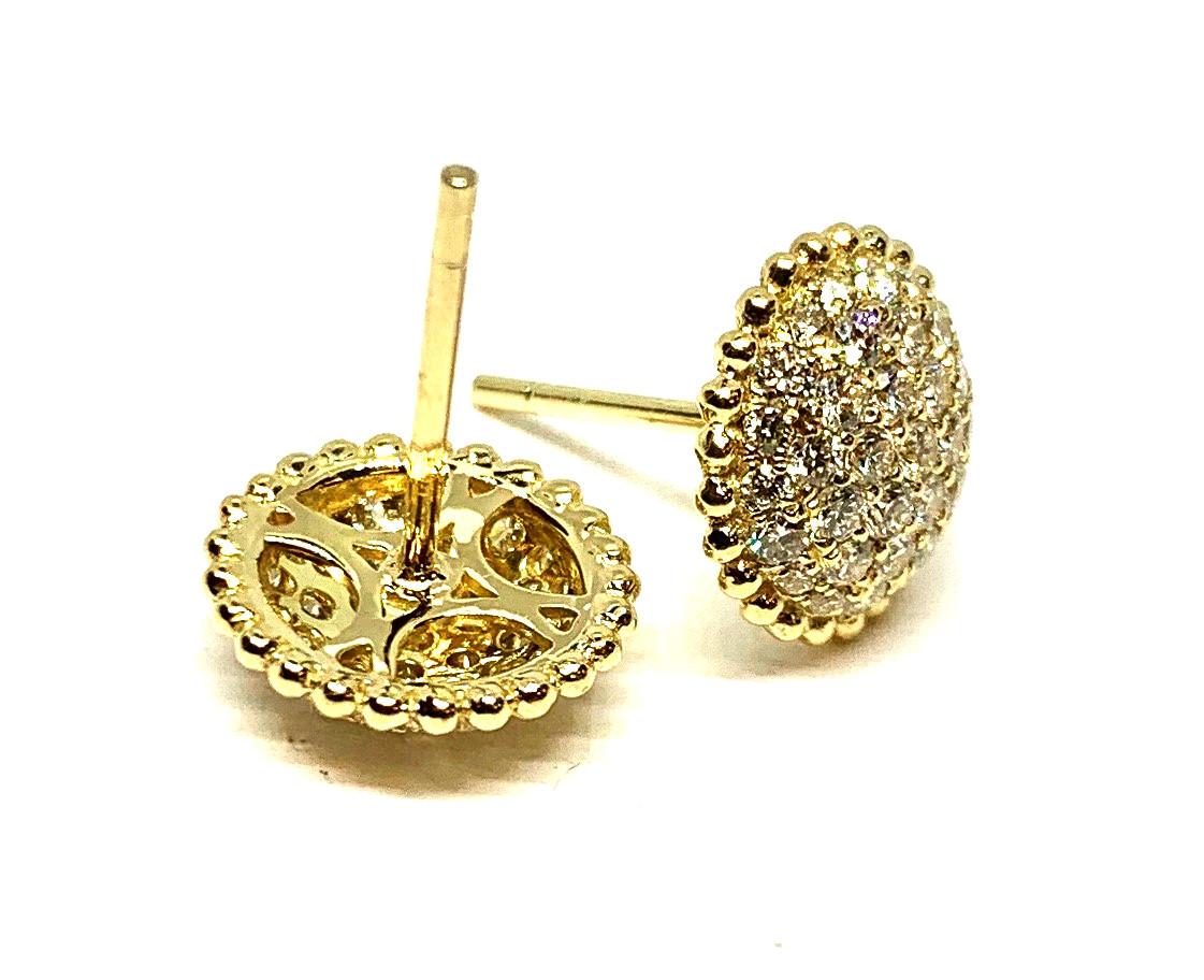 Diamant-Ohrringe mit gewölbtem Diamanten aus 18 Karat Gelbgold, insgesamt84 Karat (Kunsthandwerker*in) im Angebot