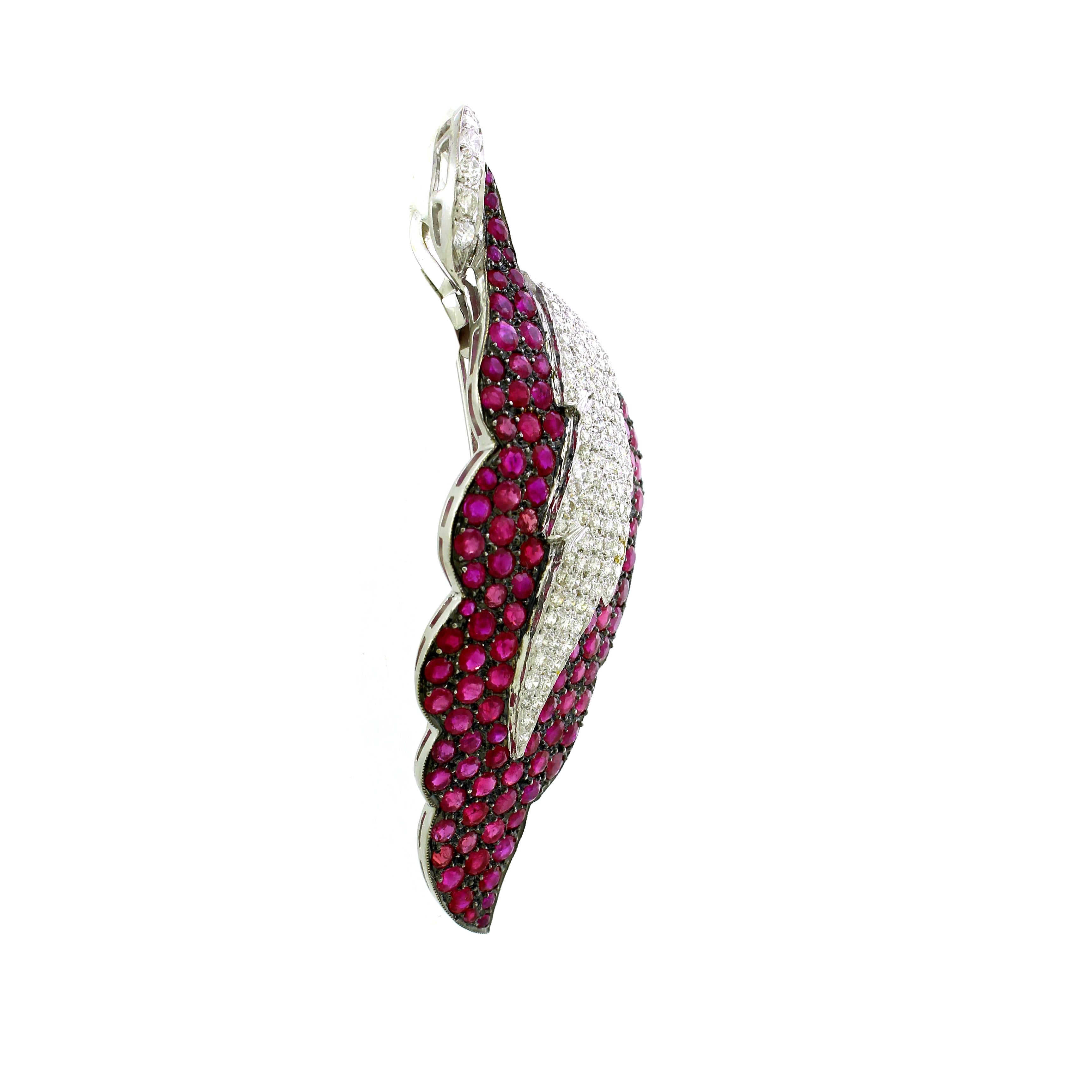 Embrace the organic elegance of nature with our exquisite leaf-inspired pendant, where the graceful twists and turns of a leaf are brought to life in breathtaking detail. Crafted with meticulous artistry, this pendant features a lush array of