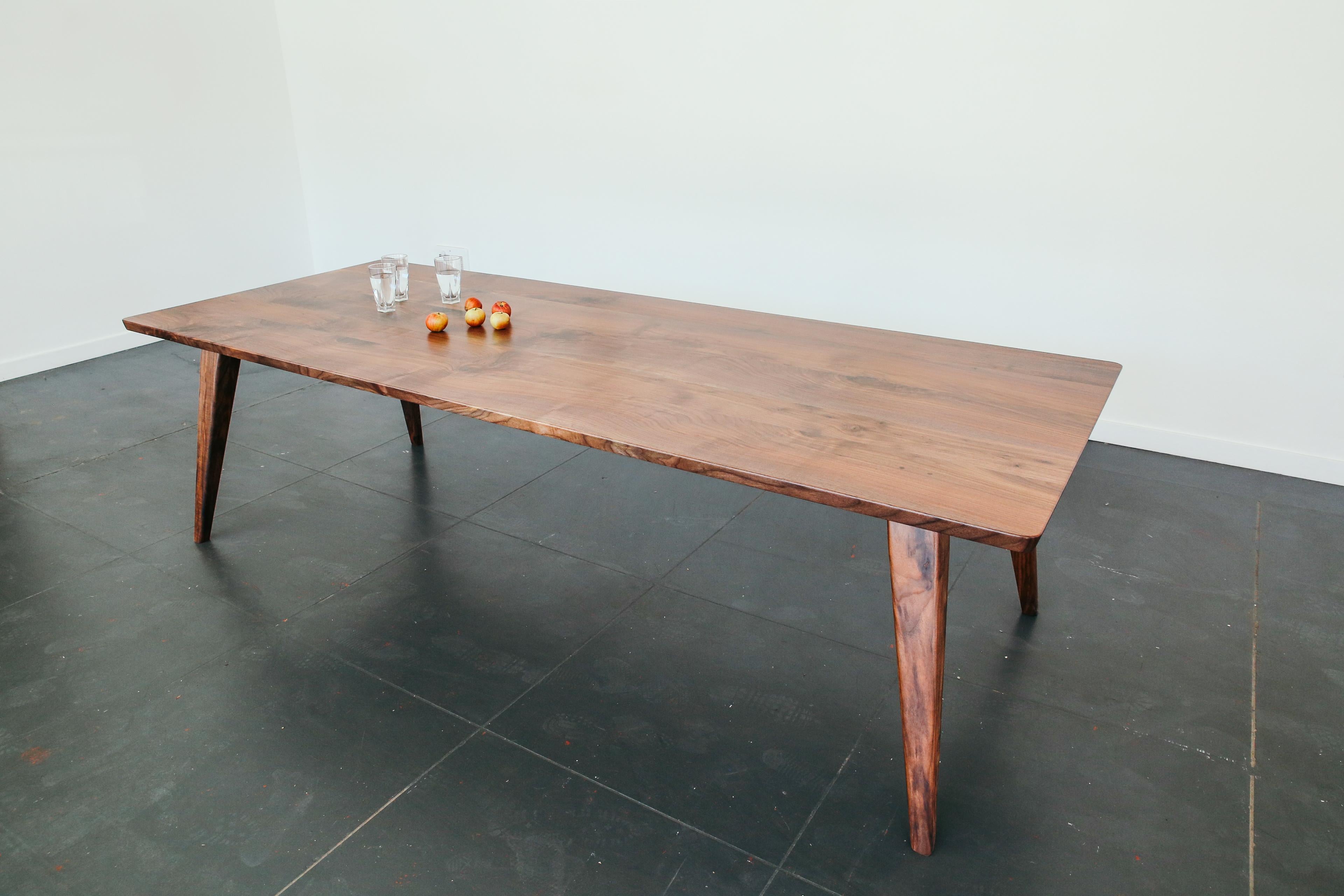 Mid-Century Modern Table de salle à manger Columbia de 84 pouces par Studio Moe en noyer de l'Oregon en vente