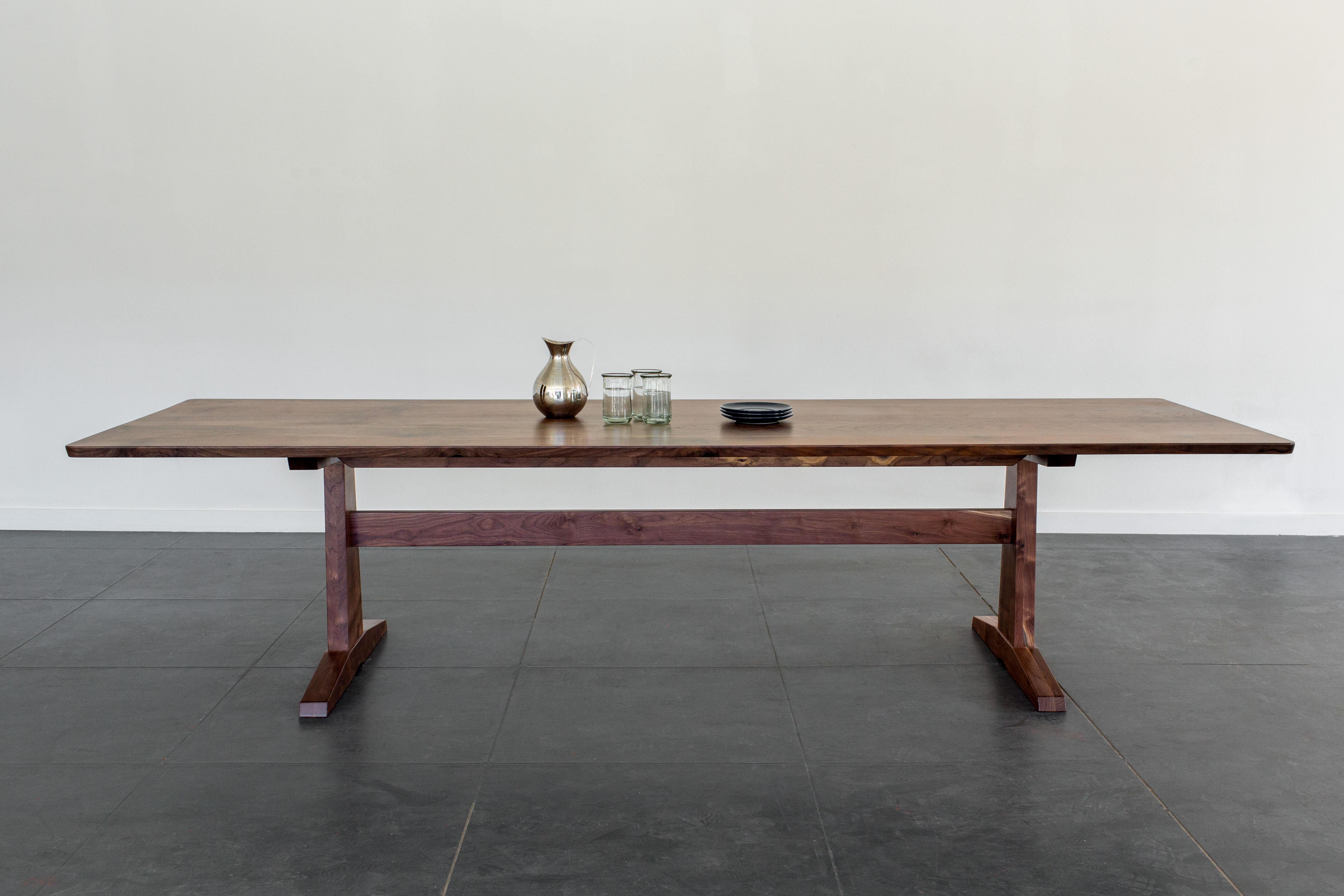 Moderne Table à tréteaux Columbia de 84 pouces par Studio Moe en noyer de l'Oregon  en vente