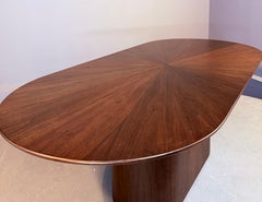 Mesa de comedor nueva de 84 pulgadas con diseño radial «racetrack» en madera de nogal, de Aaron Saxton