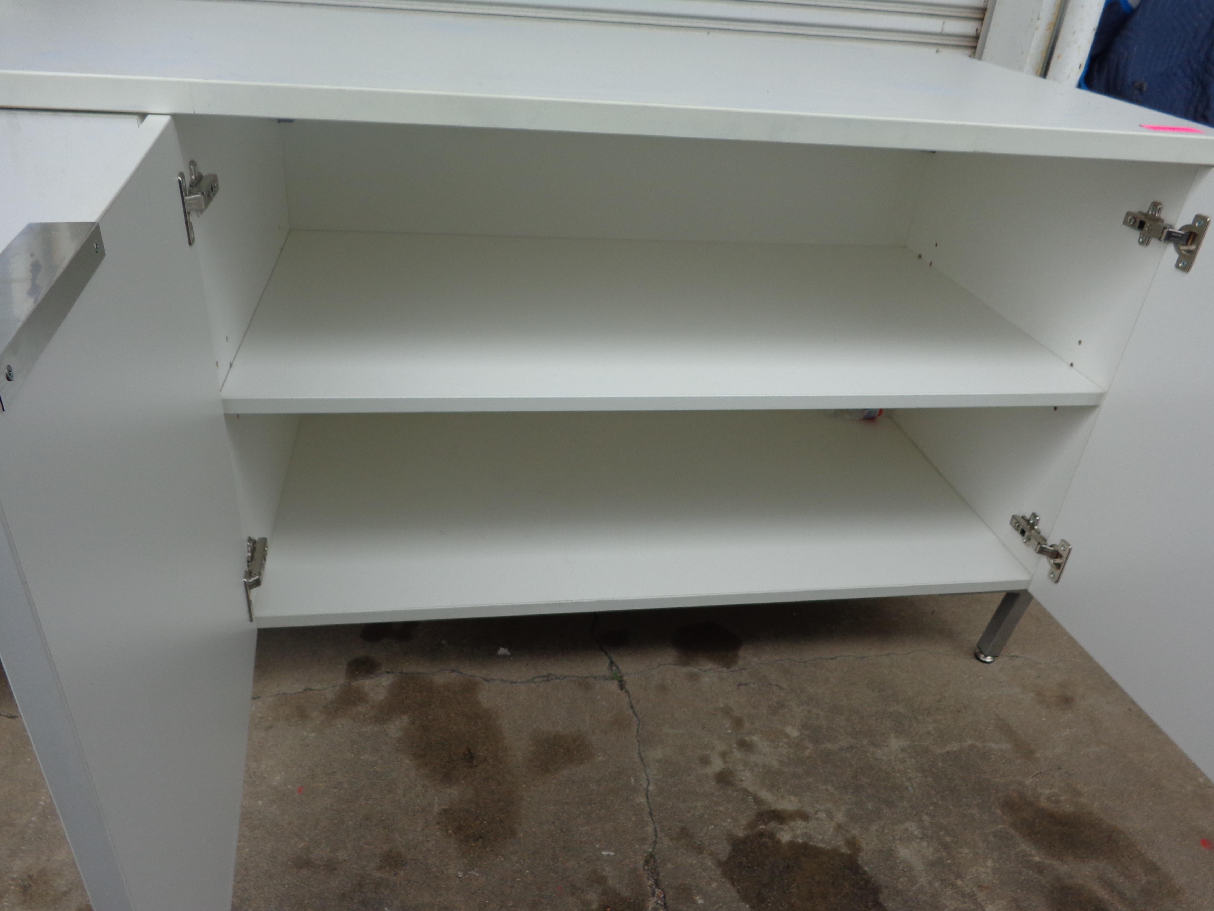 Modern White Credenza In Good Condition For Sale In Pasadena, TX