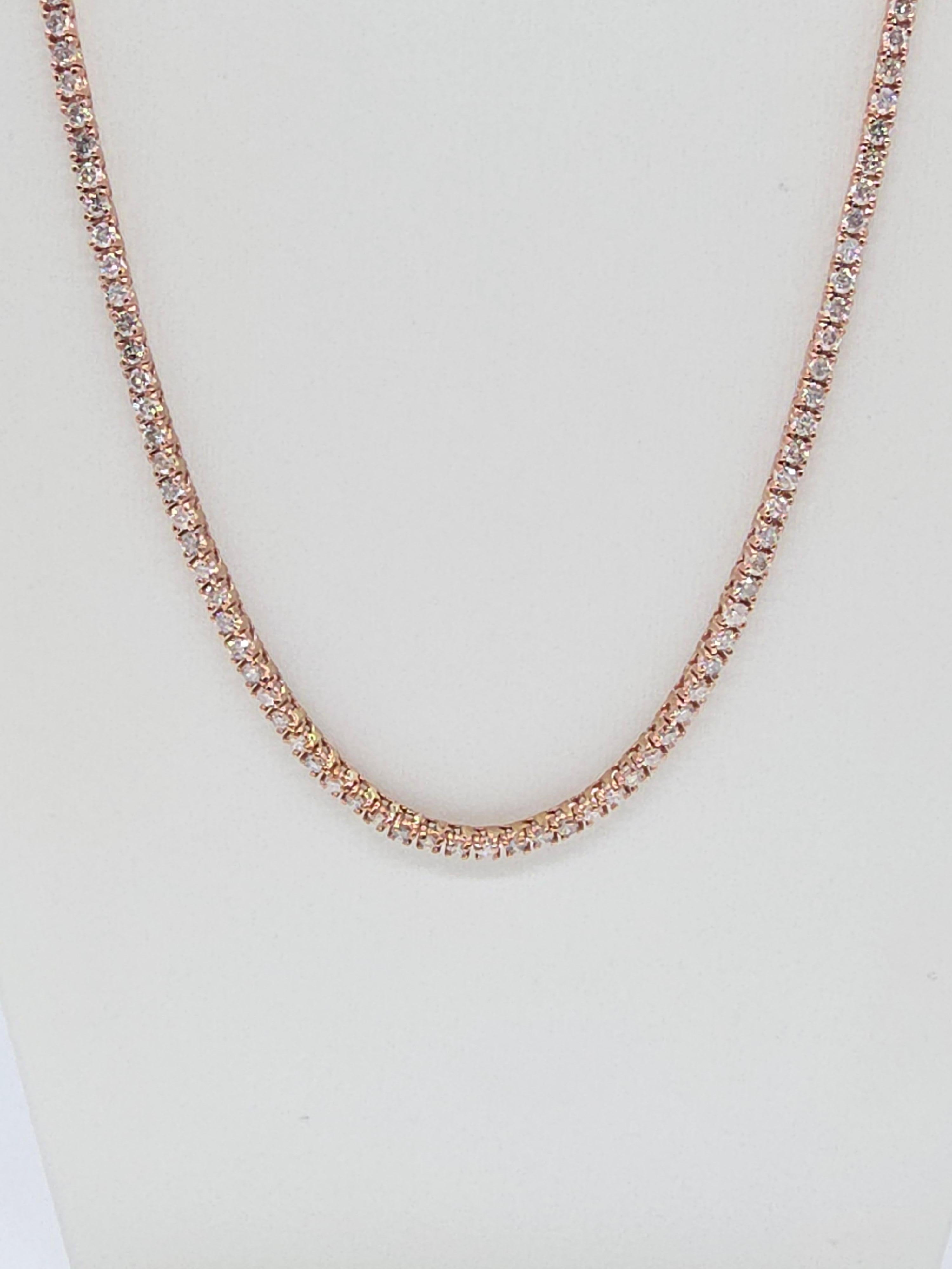 Collier de tennis en or rose 14 carats et diamants ronds de 8,40 carats, 20 pouces

Ce collier de tennis exquis est conçu avec une sophistication intemporelle, mettant en valeur 8.40 carats de diamants naturels ronds de taille brillant. Les diamants