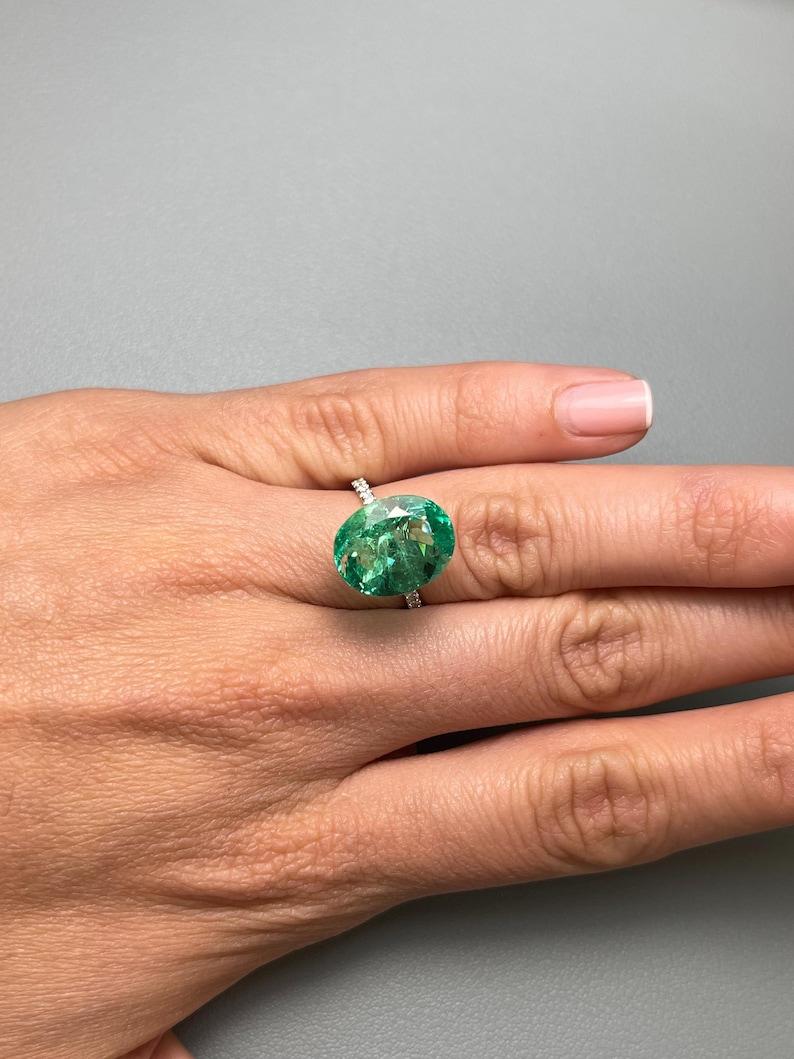 Esmeralda colombiana ovalada verde amarillenta Muzo de 8,40 quilates - Gema de nacimiento de mayo en venta 4