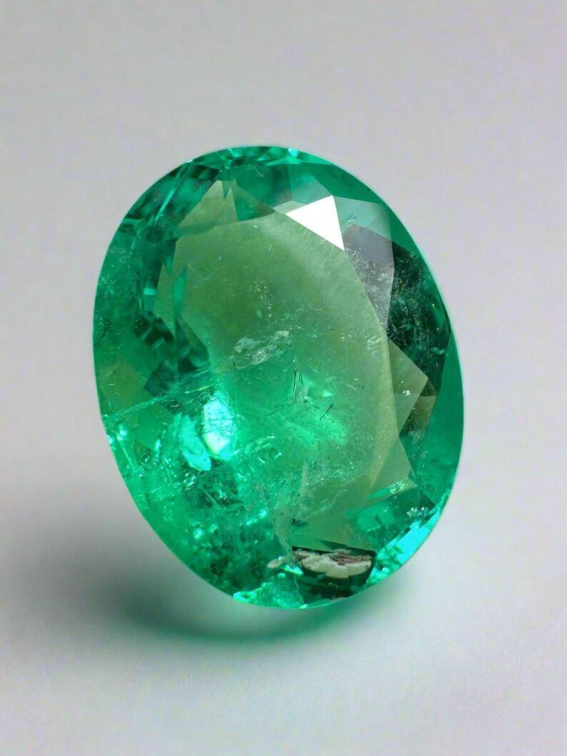 Piedra: Esmeralda
Peso: 8,40 quilates
Forma: Corte Oval
Claridad: Transparente
Lustre: Muy bueno
Color: Verde amarillento medio
Medidas: 15,00mm x 11,82mm x 8,47mm
Origen geográfico: Colombia
Tratamiento: Natural, Engrasado, Resinado

Observaciones: