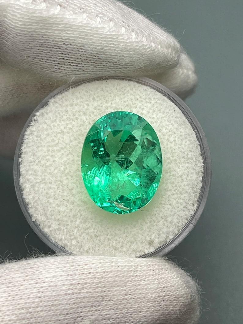Esmeralda colombiana ovalada verde amarillenta Muzo de 8,40 quilates - Gema de nacimiento de mayo Moderno en venta