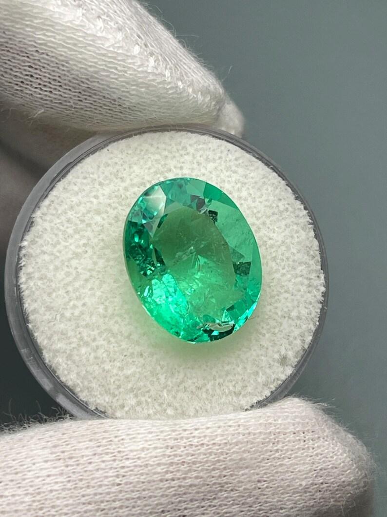 Esmeralda colombiana ovalada verde amarillenta Muzo de 8,40 quilates - Gema de nacimiento de mayo Corte oval en venta