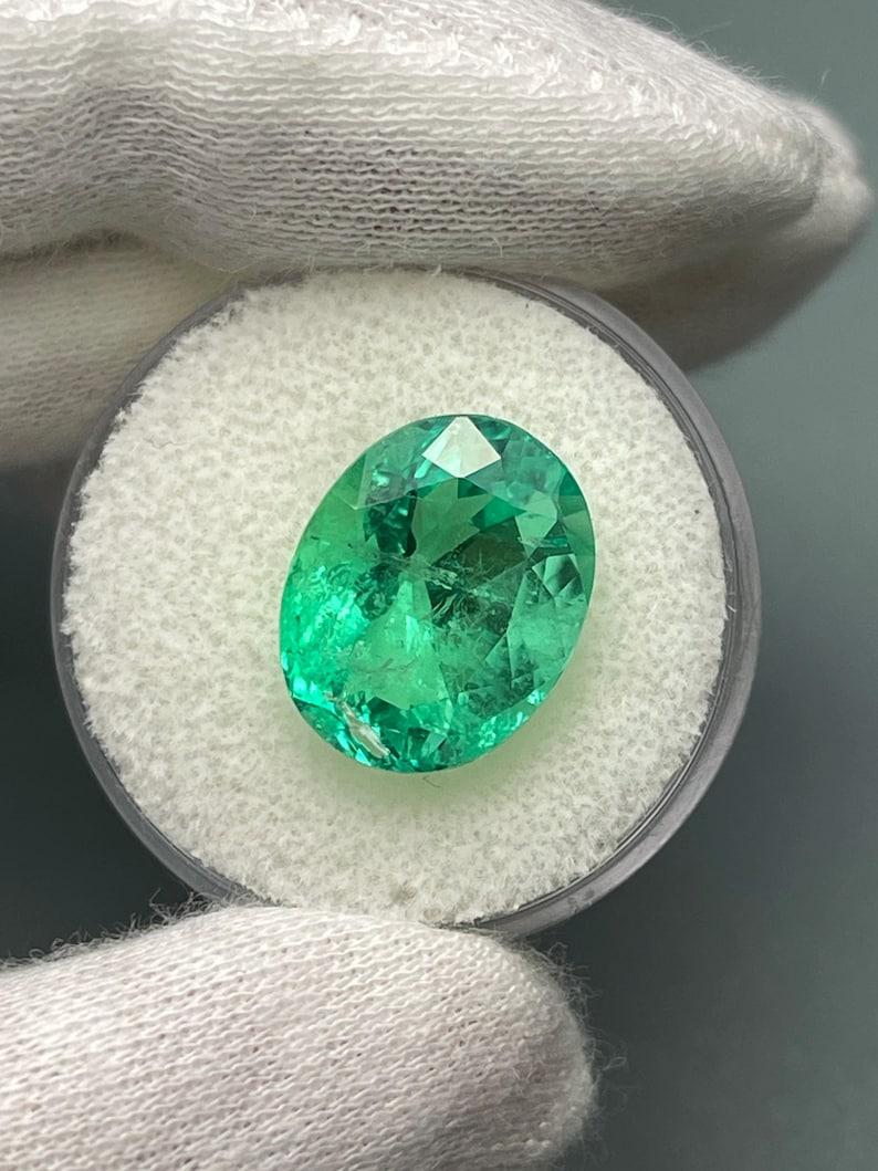 Esmeralda colombiana ovalada verde amarillenta Muzo de 8,40 quilates - Gema de nacimiento de mayo en Nuevo estado para la venta en Jupiter, FL