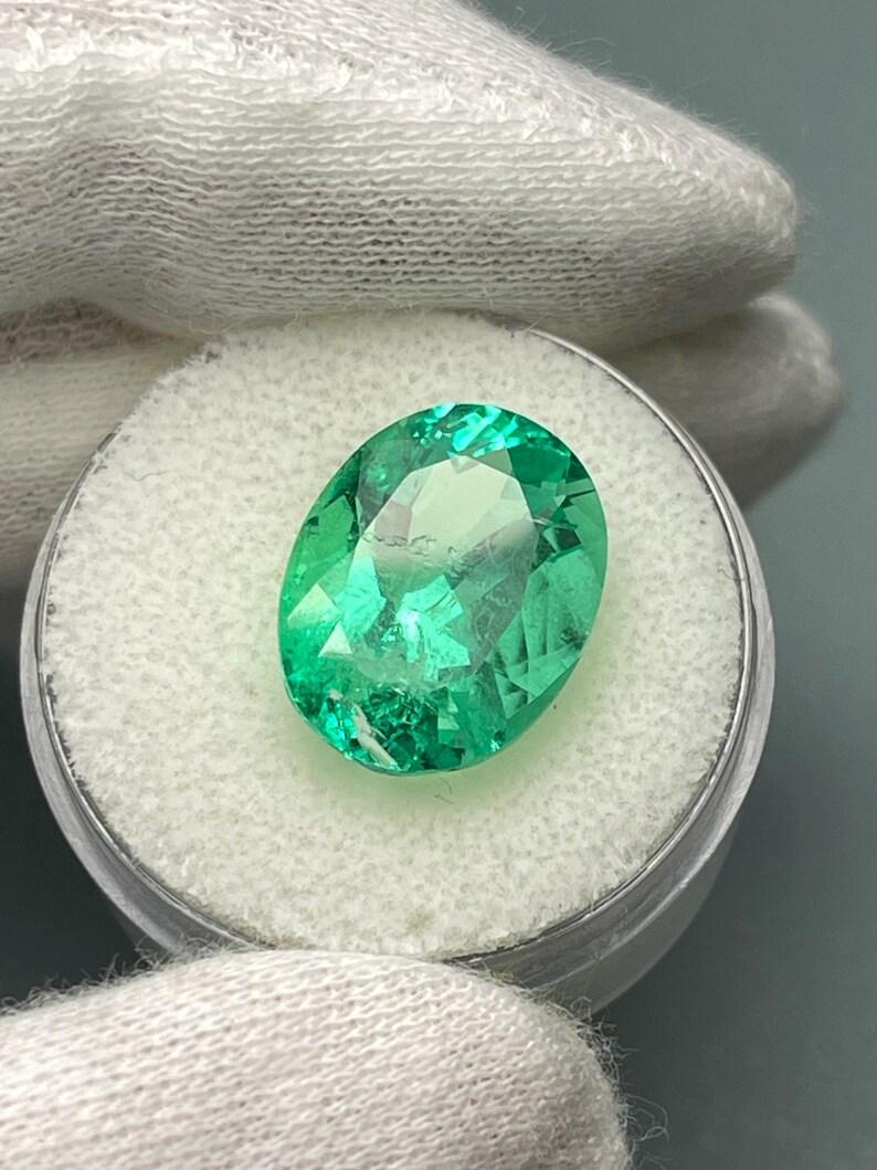 Femenino o masculino Esmeralda colombiana ovalada verde amarillenta Muzo de 8,40 quilates - Gema de nacimiento de mayo en venta