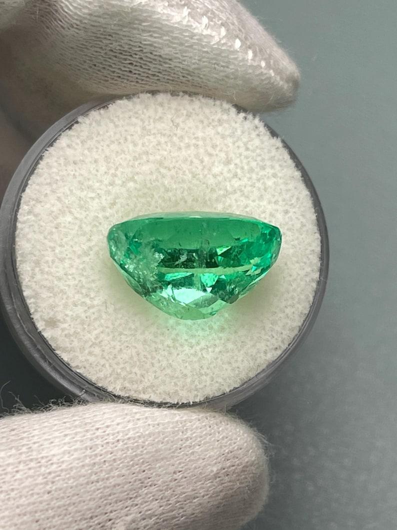 Esmeralda colombiana ovalada verde amarillenta Muzo de 8,40 quilates - Gema de nacimiento de mayo en venta 2