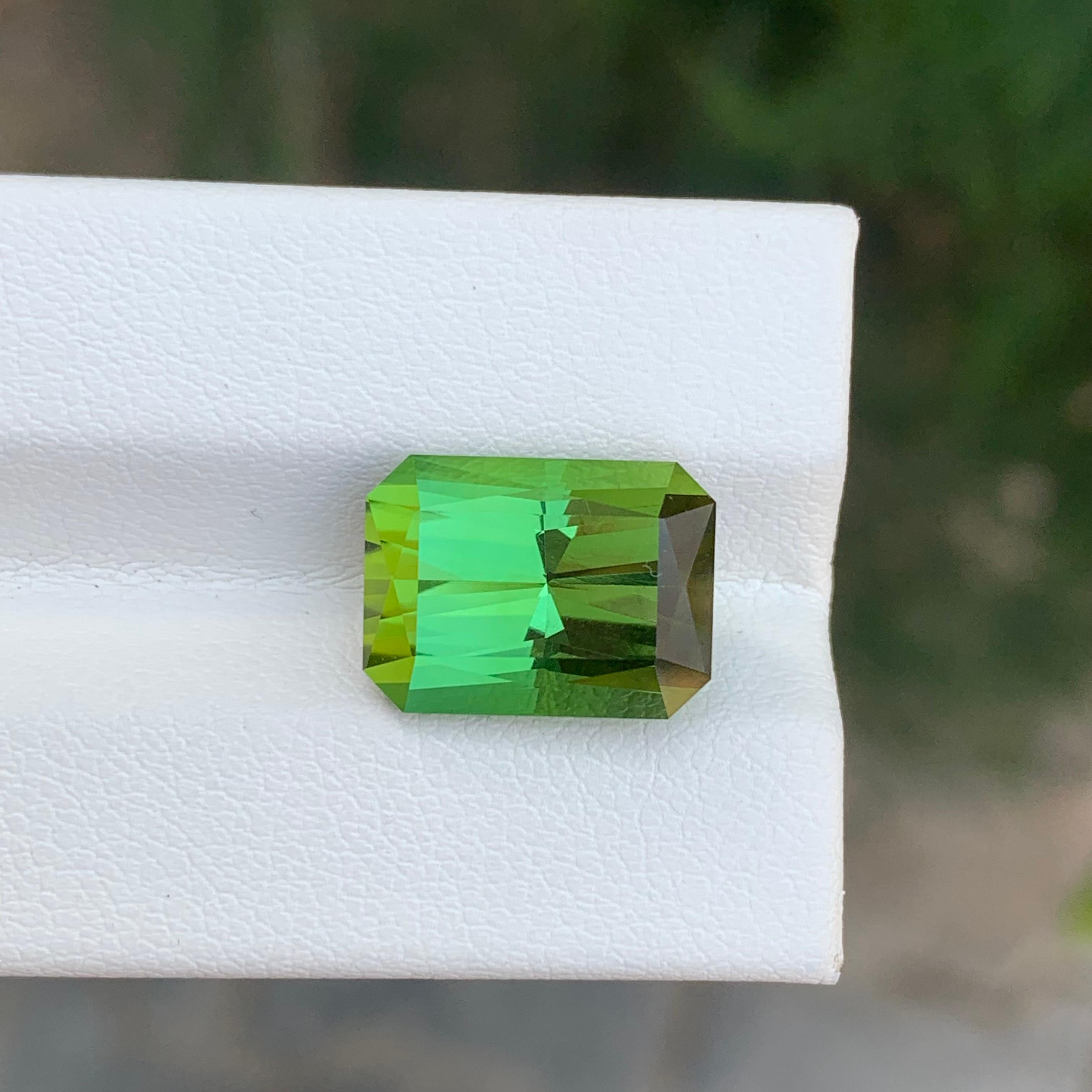 Faceted Green Tourmaline

Weight: 8.40 Carat
Dimension: 12.9 x 9.5 x 8 Mm
Colour: Green
Treatment: Non
Certificate: On Customer Demand
Shape: Emerald 


Tourmaline is a captivating gemstone known for its remarkable variety of colors, making it a