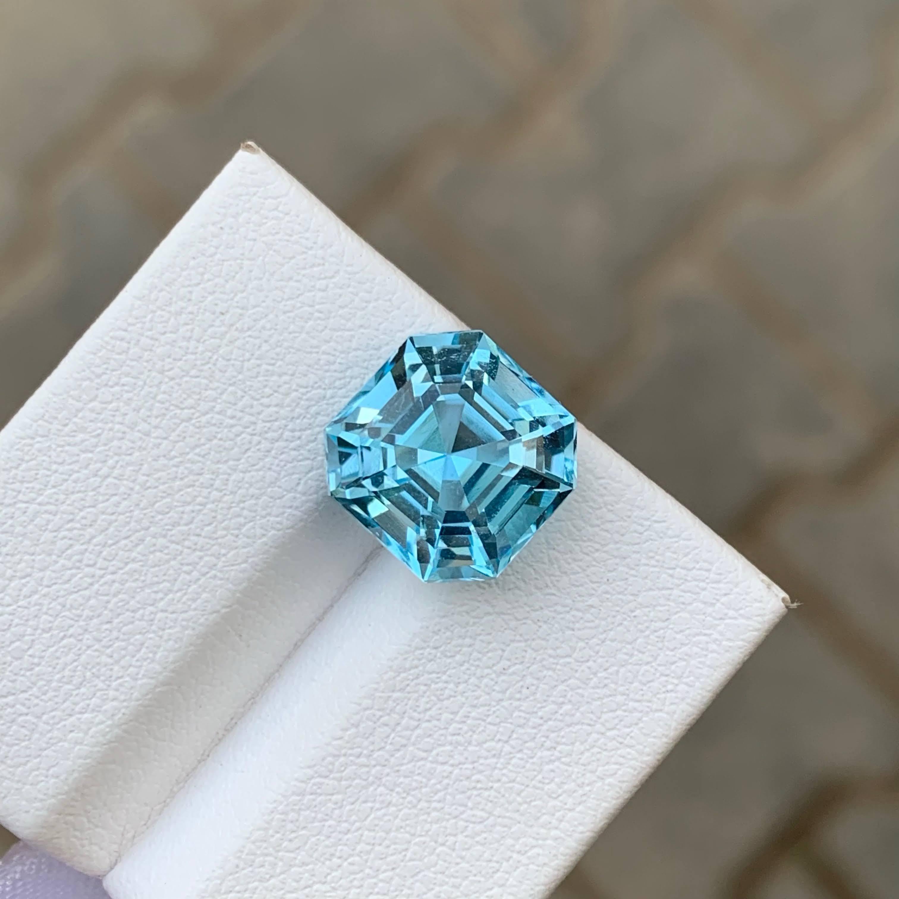 Moderno 8,40 Carati Nature sciolti di lusso Topazio Blu Svizzero Taglio Asscher Africa Gemma in vendita