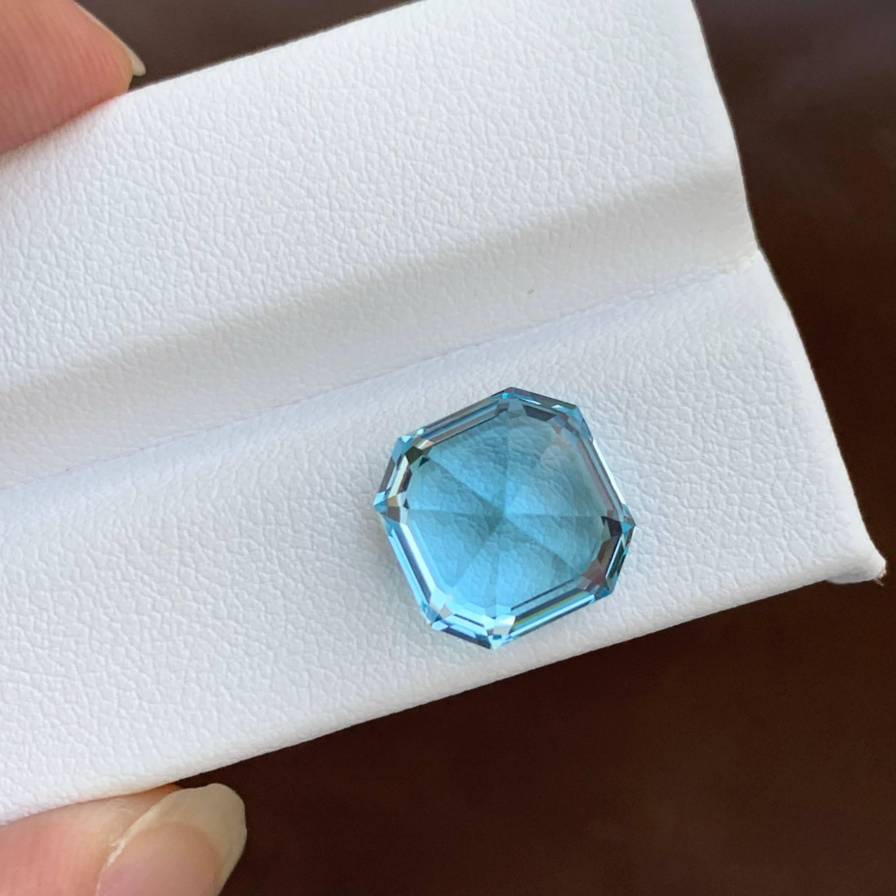 Moderno 8,40 Carati Nature sciolti di lusso Topazio Blu Svizzero Taglio Asscher Gemma Africana in vendita