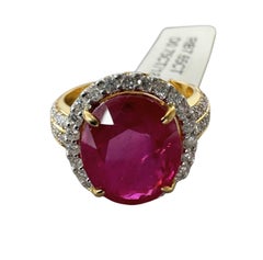 Anello con rubino del Mozambico e diamanti a raggiera in oro giallo 18 carati da 8,40 ctw