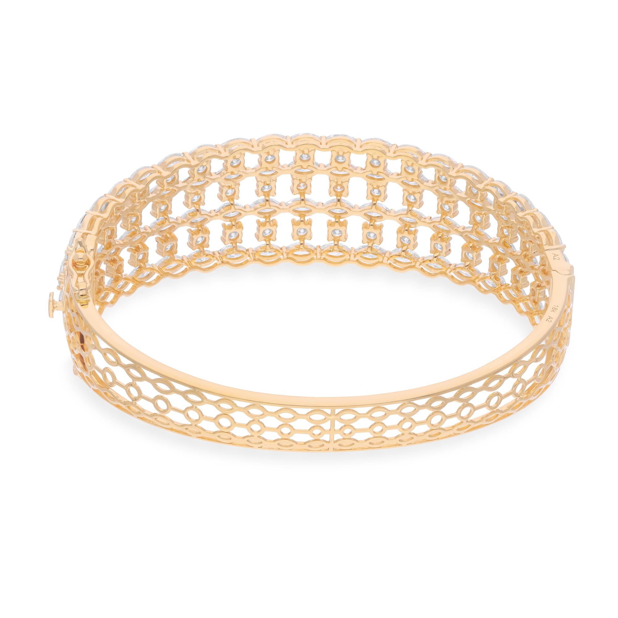 Dieser exquisite Armreif ist aus 18-karätigem Gold gegossen und mit 8,40 Karat funkelnden Diamanten besetzt.

FOLLOW SPECTRUM JEWELS Storefront, um die neueste Collection'S und exklusive Stücke zu sehen. Spectrum Jewels ist stolz darauf, ein Top