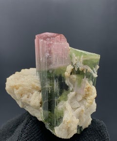 84,06 Gram Pretty Bi Color Turmalin-Exemplar mit Albite angezogen