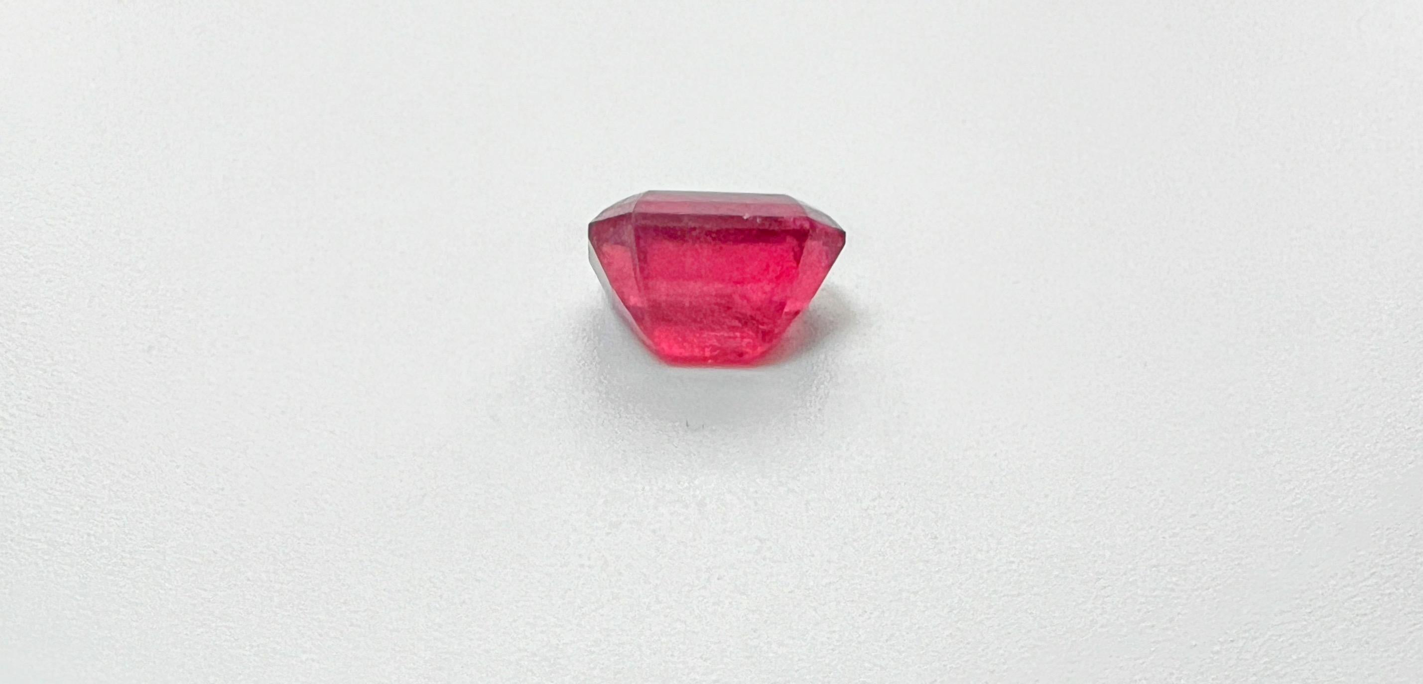 Questa squisita gemma naturale presenta un colore rosso scuro e ricco che rientra nella varietà di tormaline rubellite.
Con un peso in carati di 8,40ct, questa bellezza con taglio a baguette misura circa 18,0mm x 12,0mm. La sua tonalità