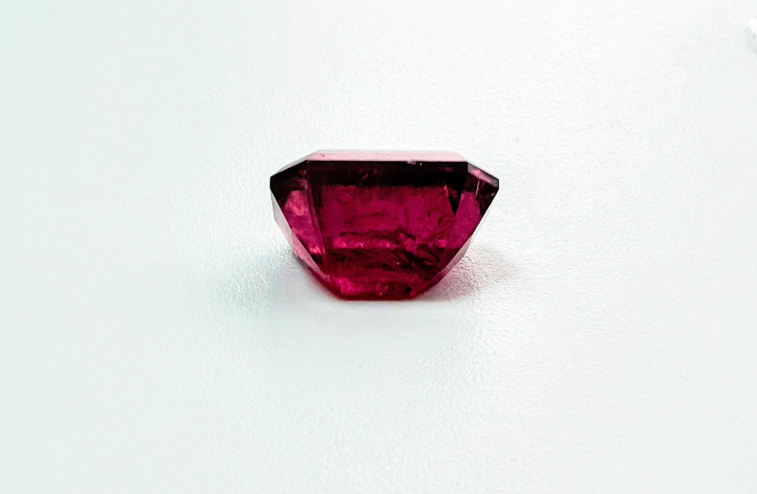 Taglio baguette 8,40ct  Gemma tormalina rubellite con taglio baguette in vendita