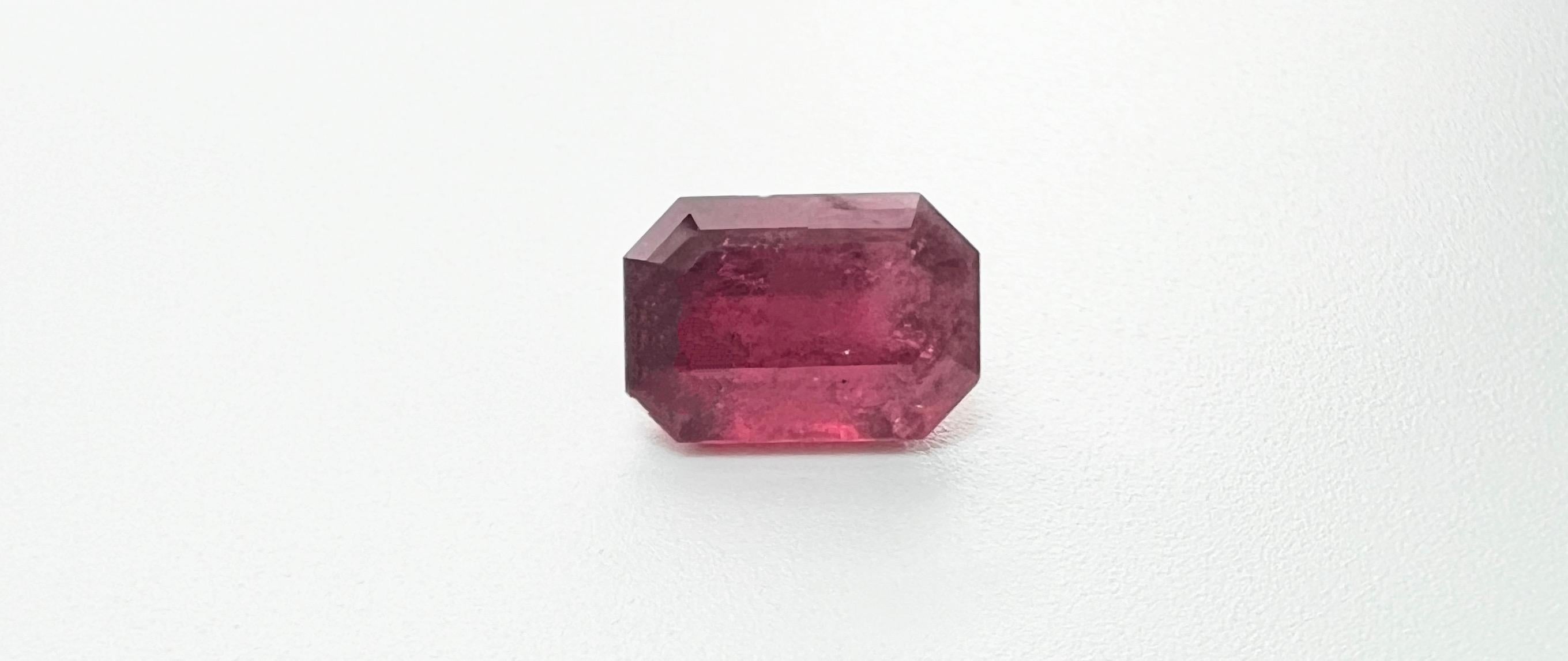 Artigiano 8,40ct  Gemma tormalina rubellite con taglio baguette in vendita